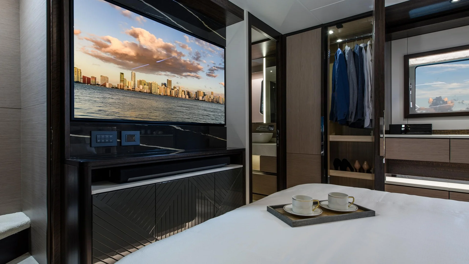 Sunseeker Manhattan 68, slaapkamer met bed en televisie