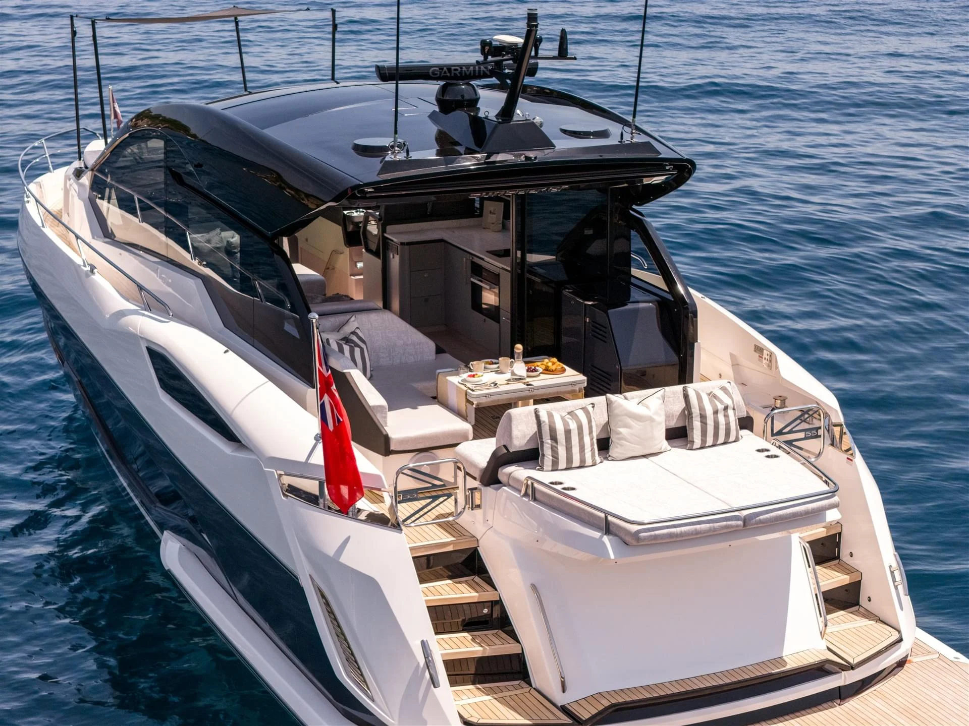 Sunseeker Predator 55, achterdek met loungebank en tafel