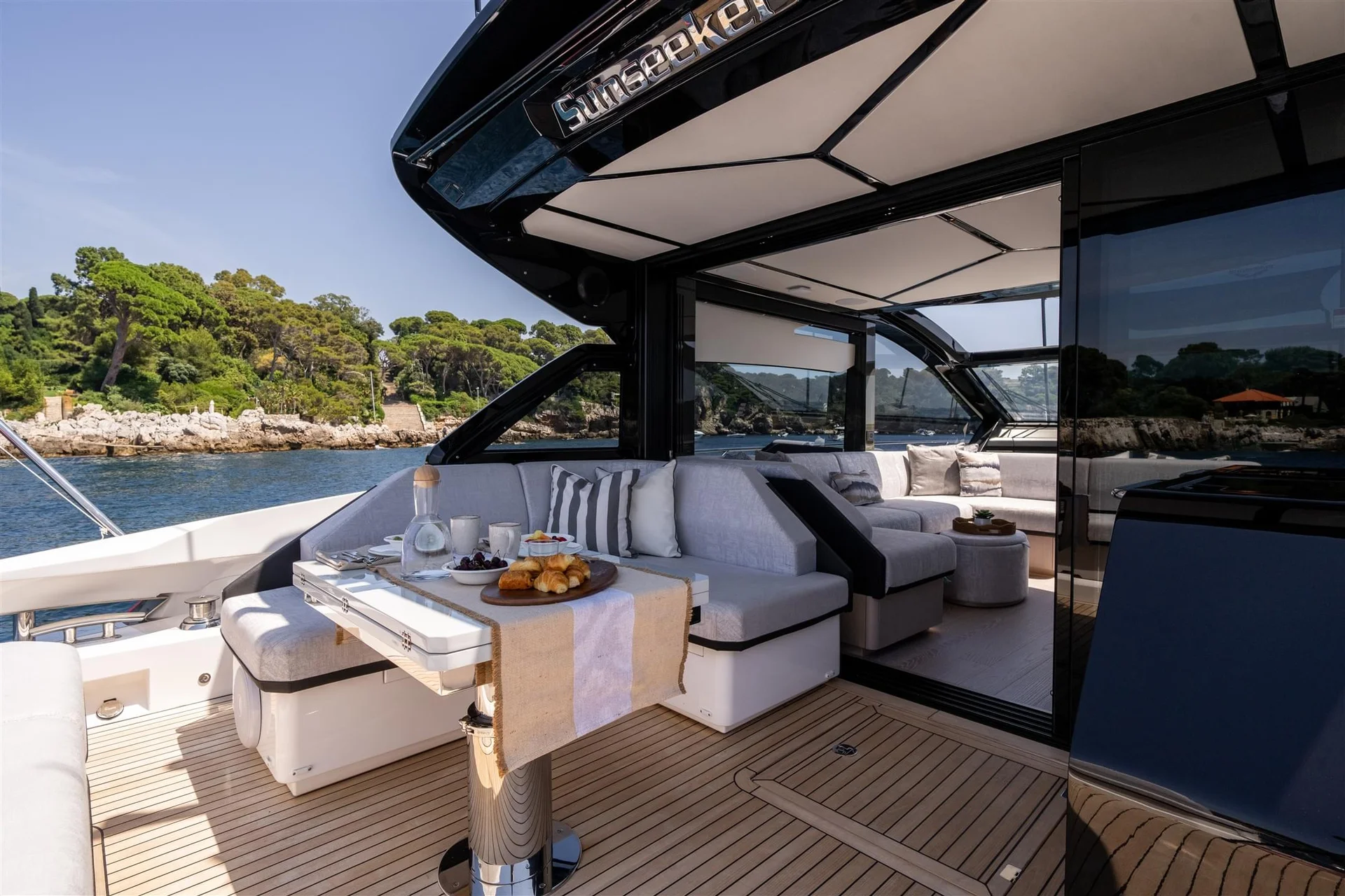 Sunseeker Predator 55, achterdek met loungezitje en ontbijt