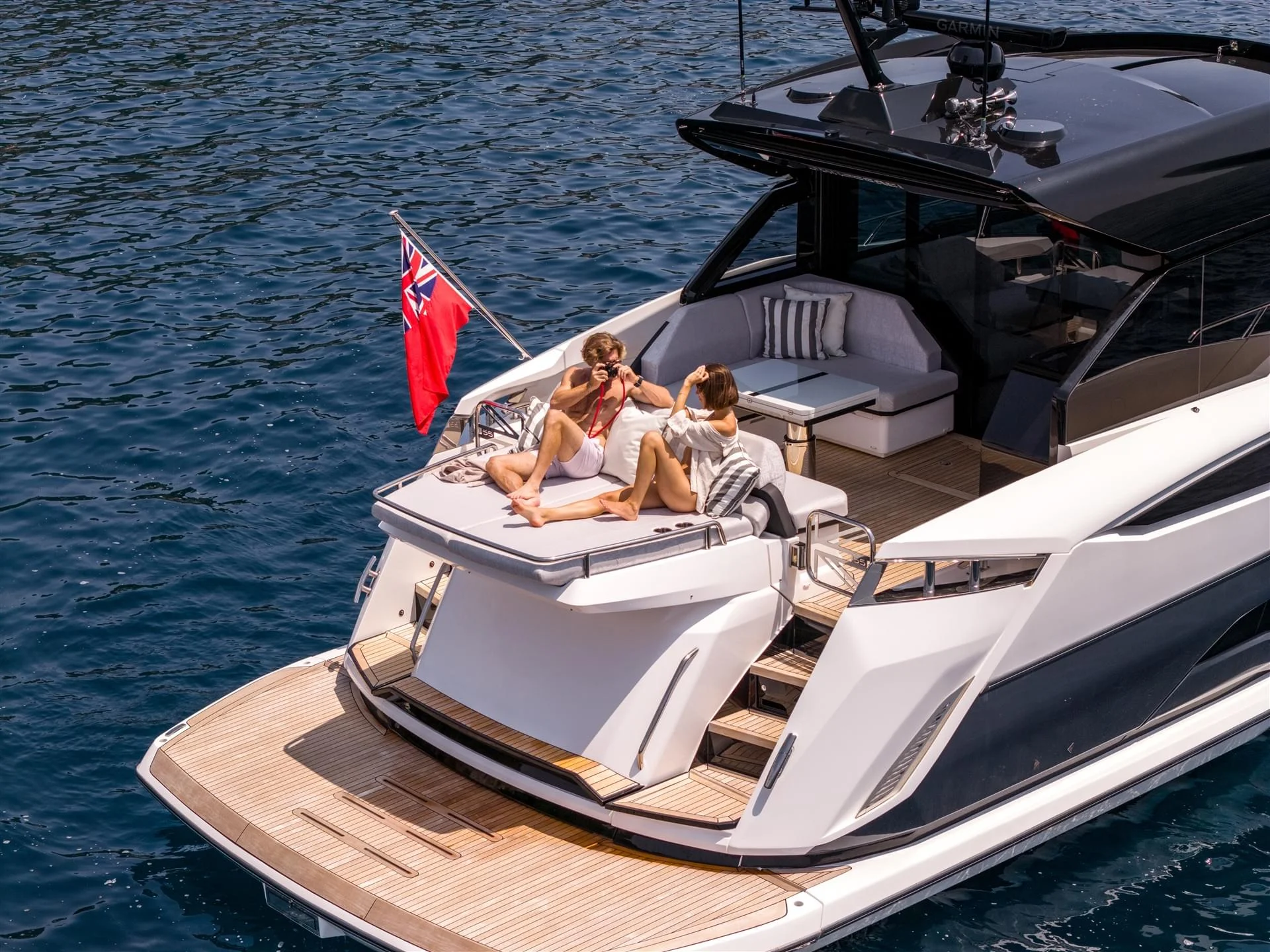 Sunseeker Predator 55, achterdek met stel zonnebank