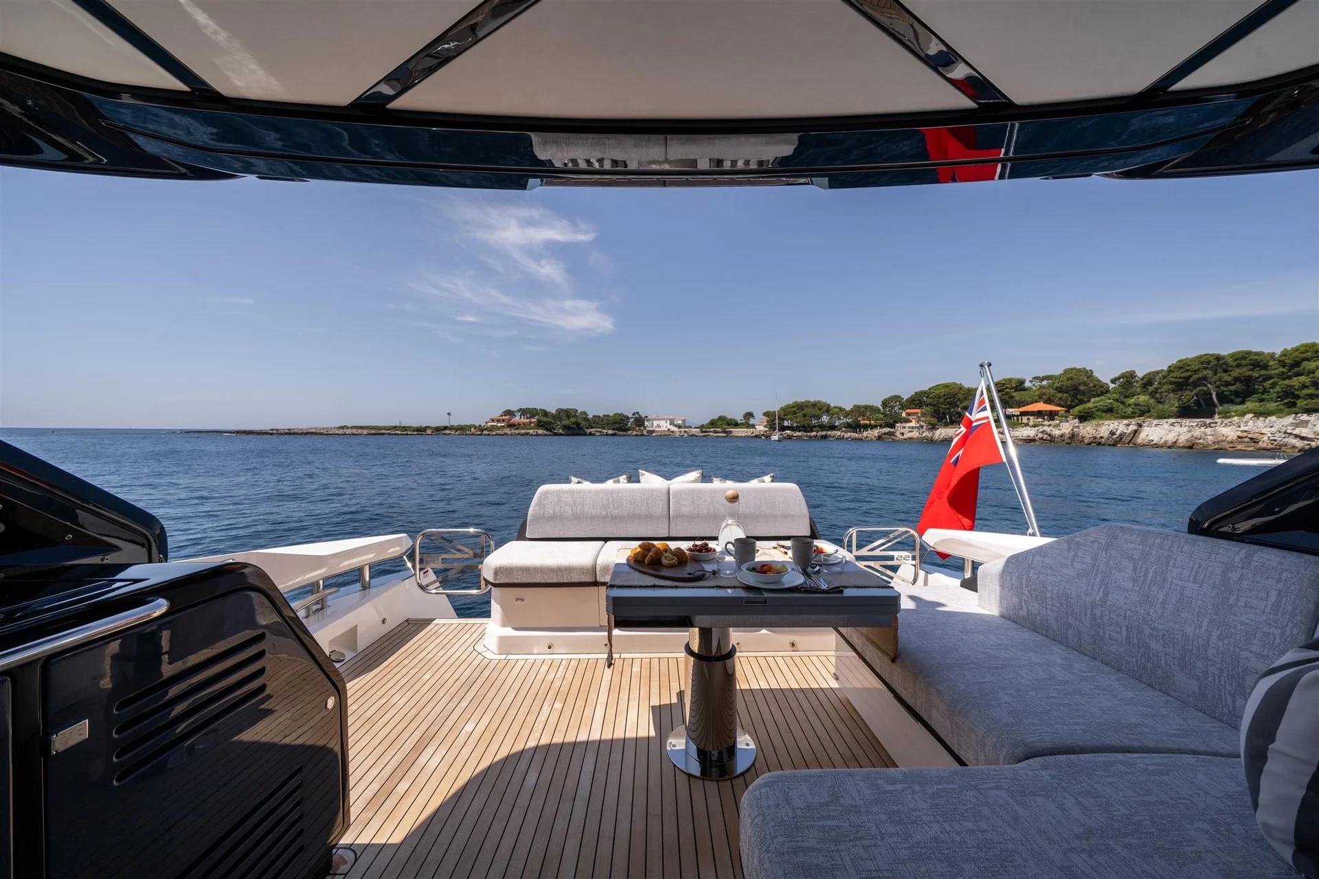 Sunseeker Predator 55, achterdek met zitbank en tafel