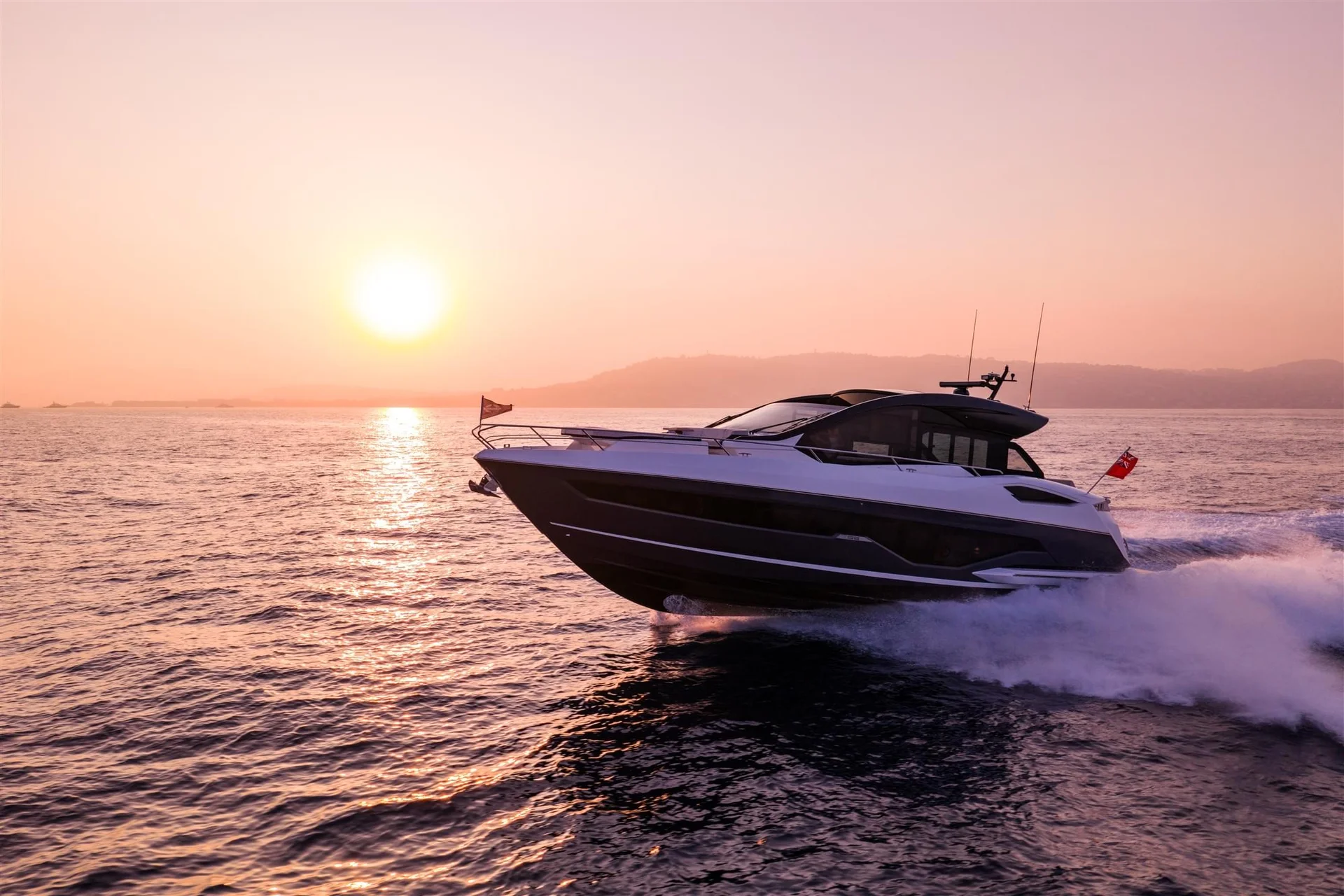 Sunseeker Predator 55, boot varend bij zonsondergang