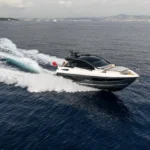 Sunseeker Predator 55, boot varend met hoge boeggolf