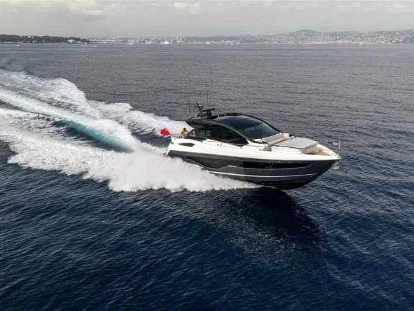 Sunseeker Predator 55, boot varend met hoge boeggolf