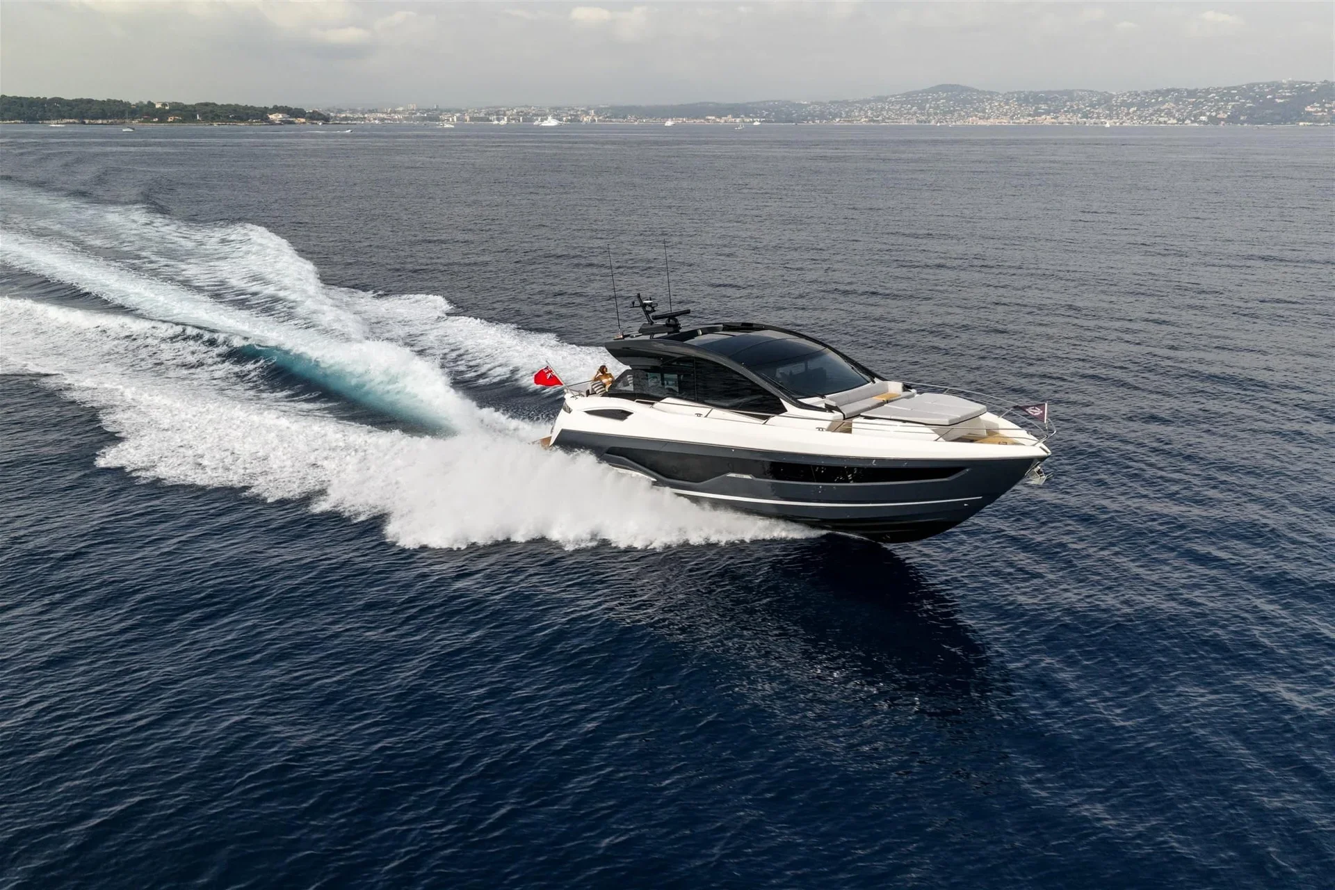 Sunseeker Predator 55, boot varend met hoge boeggolf