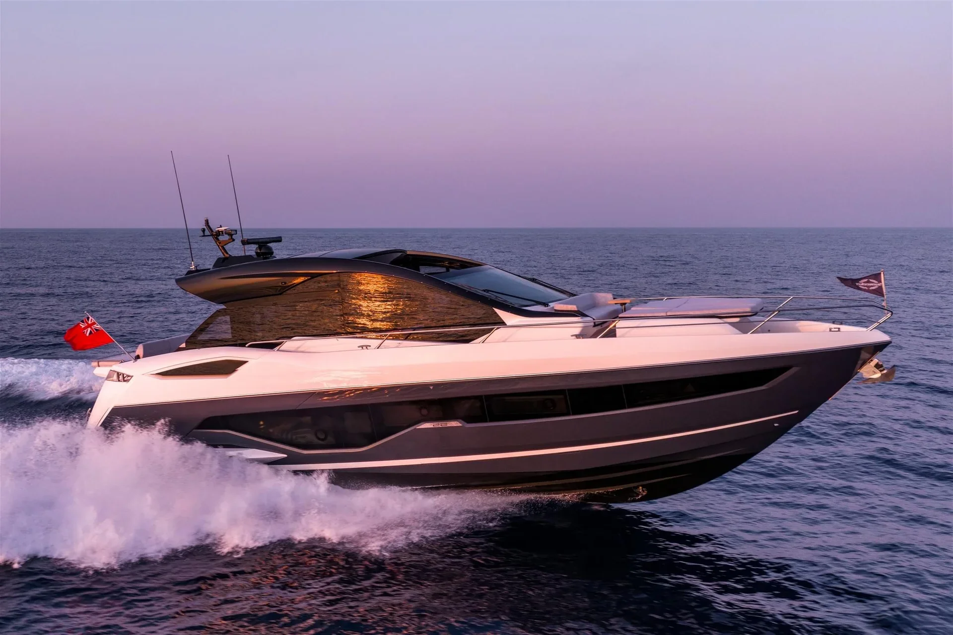Sunseeker Predator 55, boot varend op zee bij zonsondergang