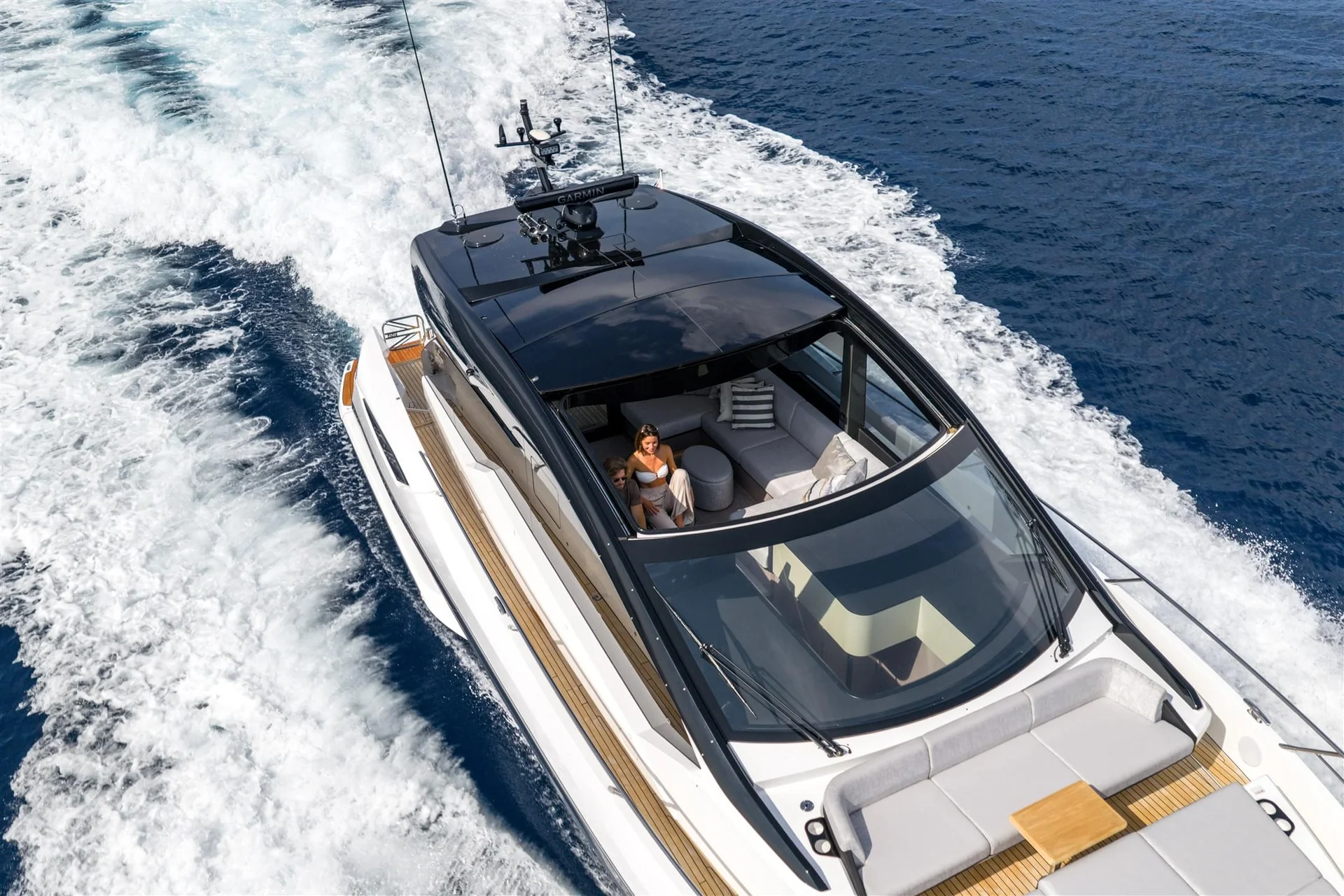 Sunseeker Predator 55, boot varend op zee met kielzog