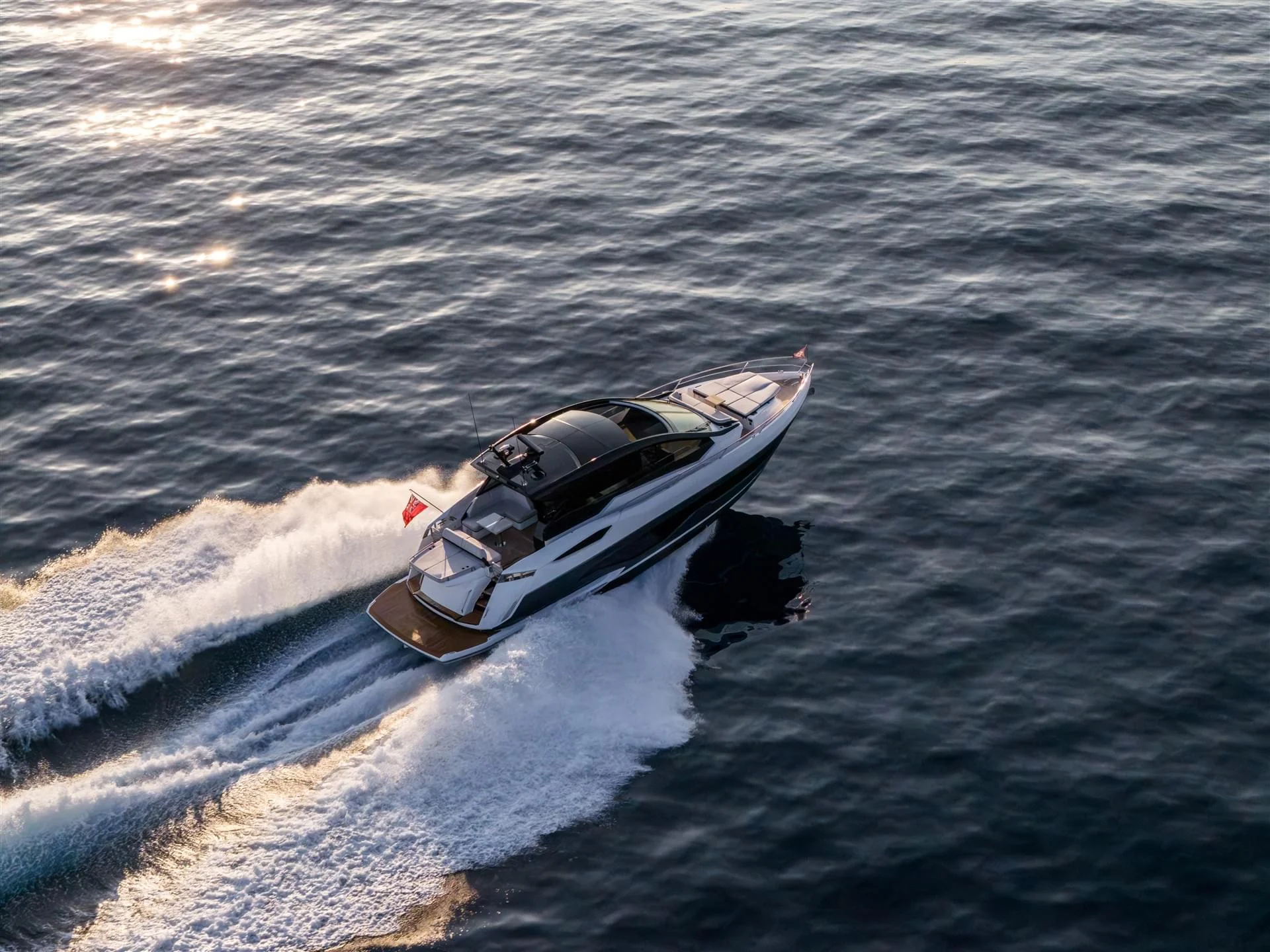 Sunseeker Predator 55, boot varend op zee