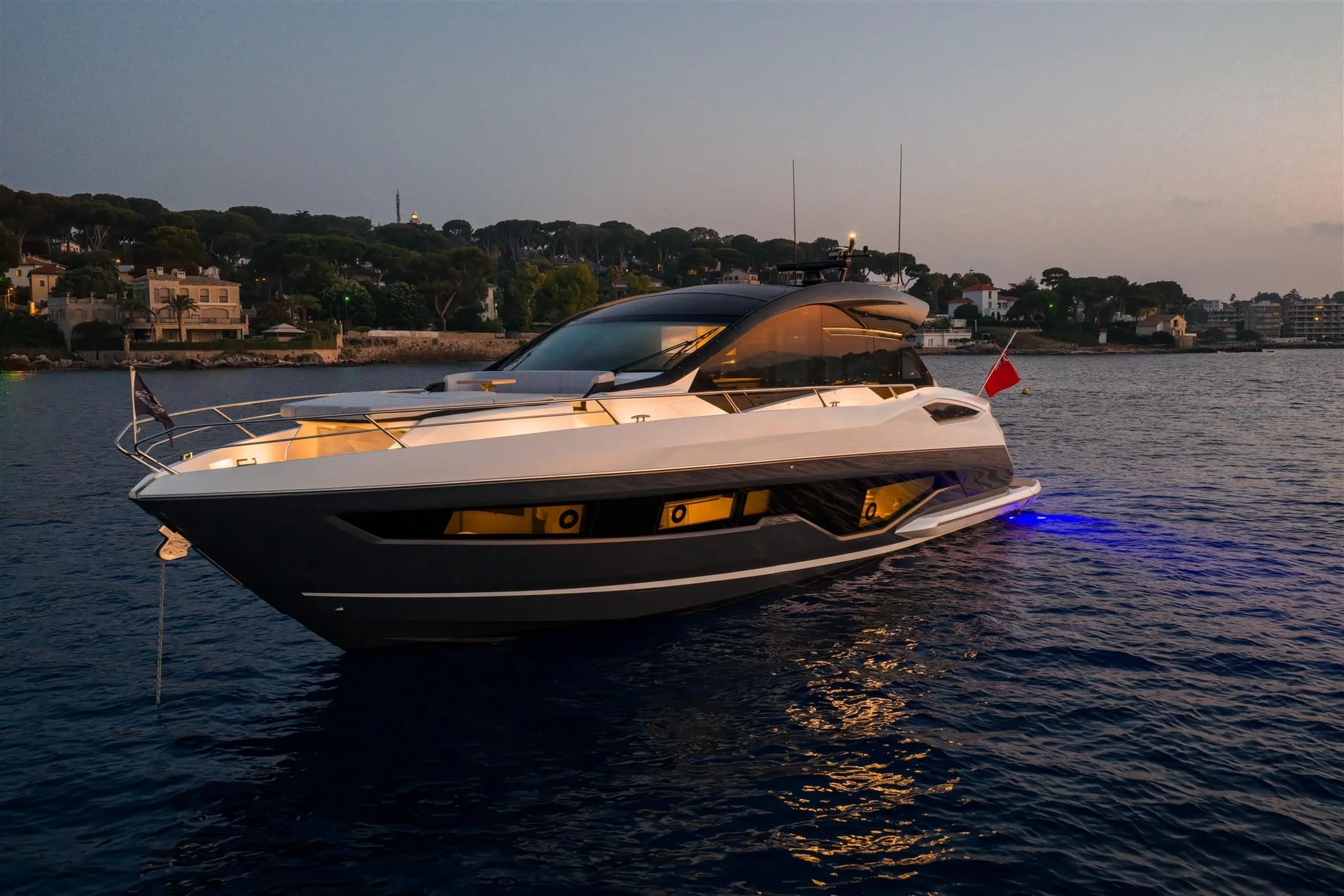 Sunseeker Predator 55, jacht afgemeerd tijdens schemering