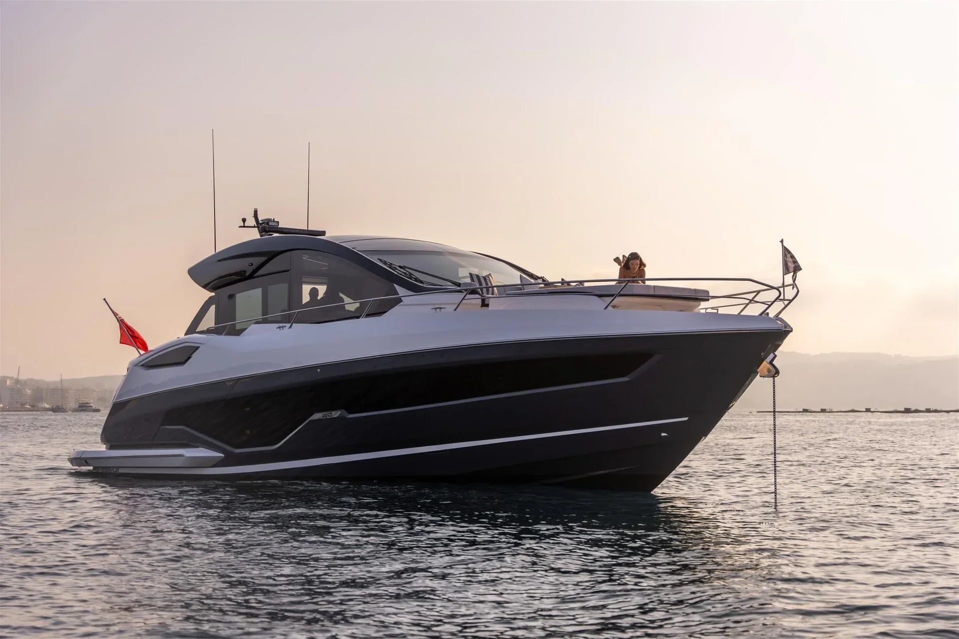 Sunseeker Predator 55, jacht op zee bij zonsondergang