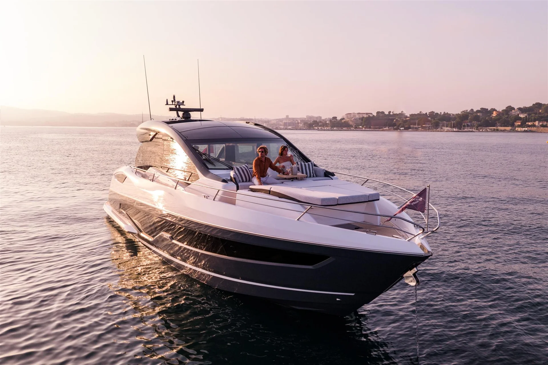 Sunseeker Predator 55, jacht op zee bij zonsondergang