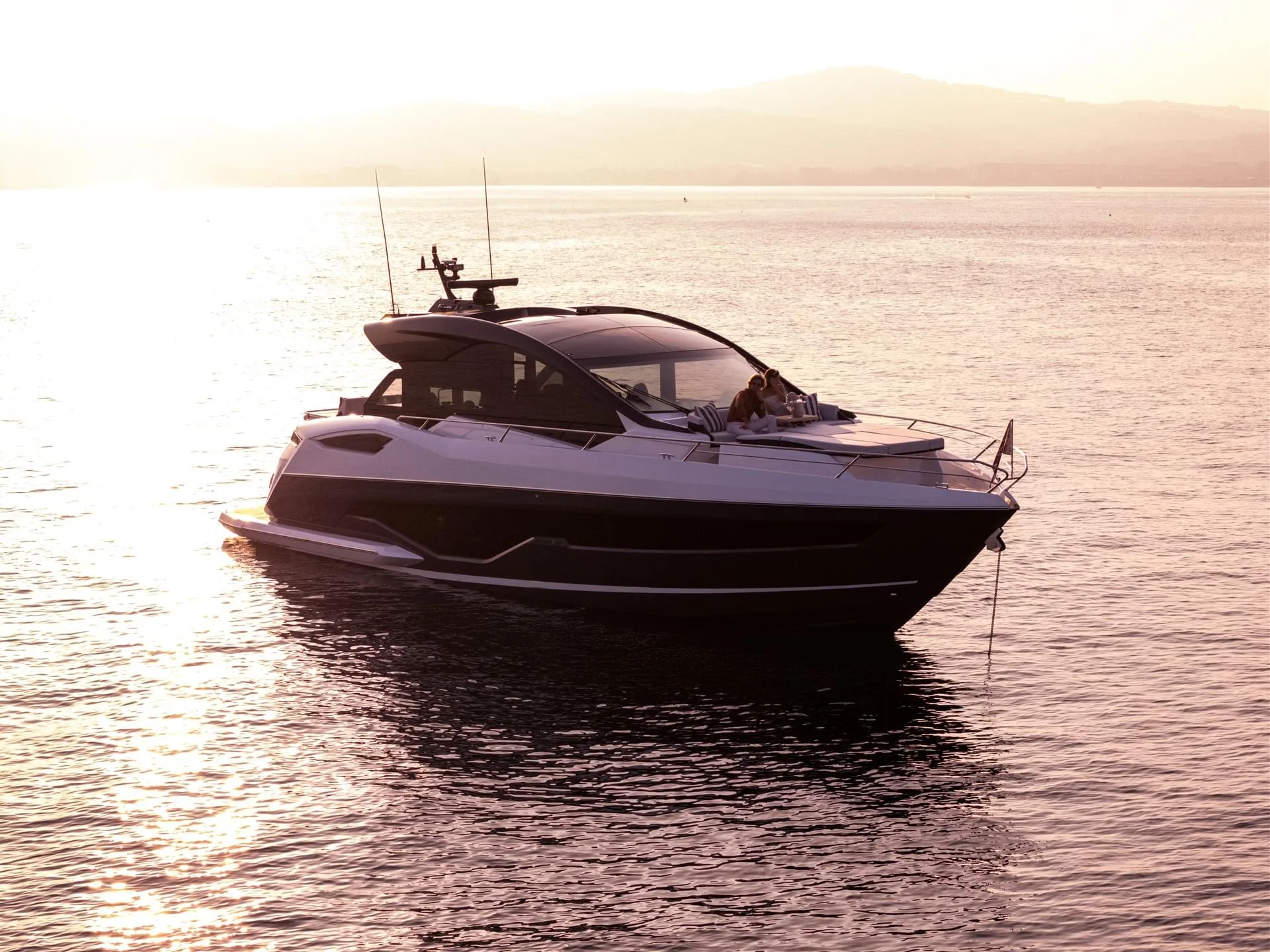Sunseeker Predator 55, jacht op zee bij zonsondergang
