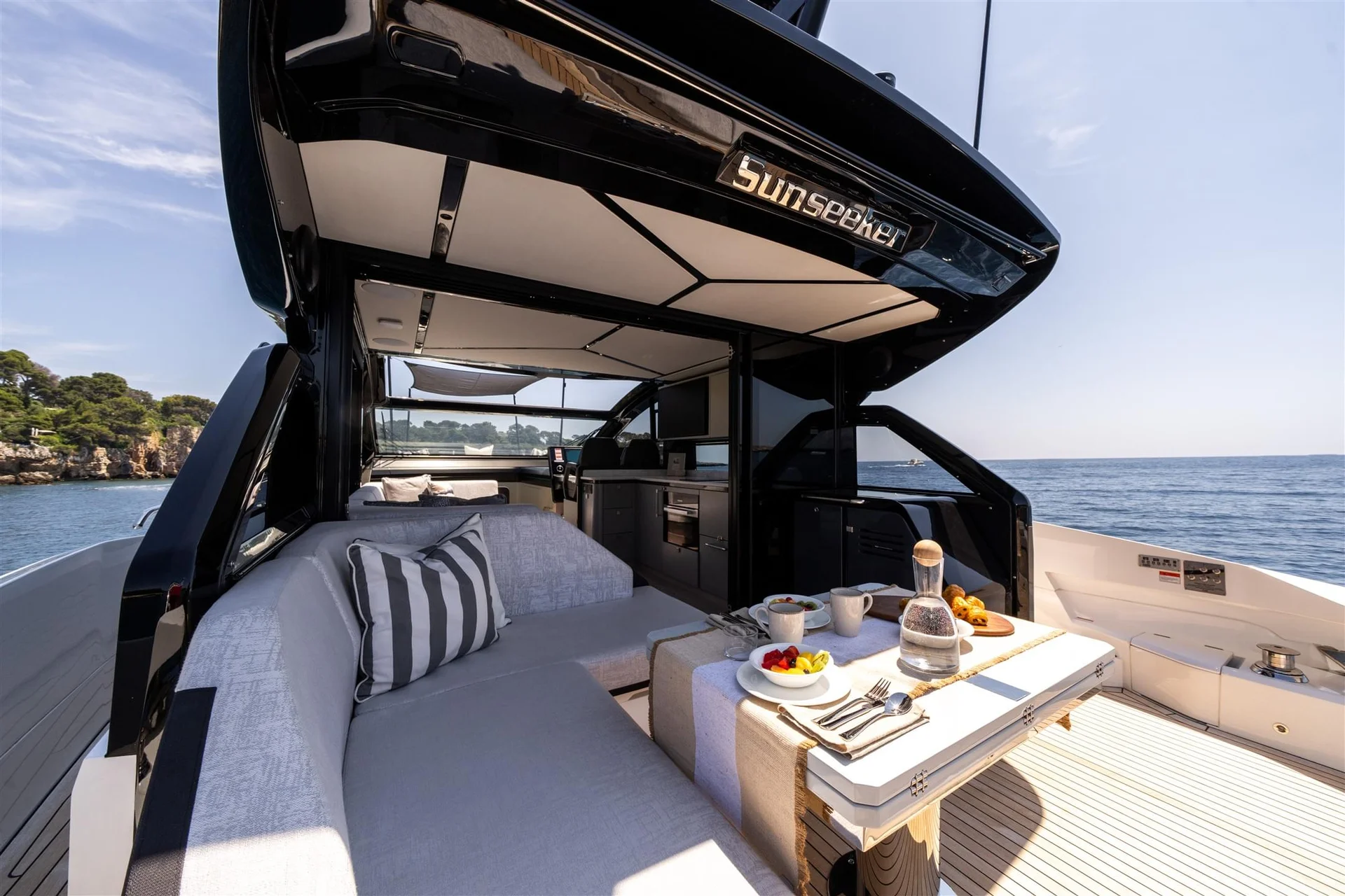 Sunseeker Predator 55, loungezitje met dineertafel op achterdek