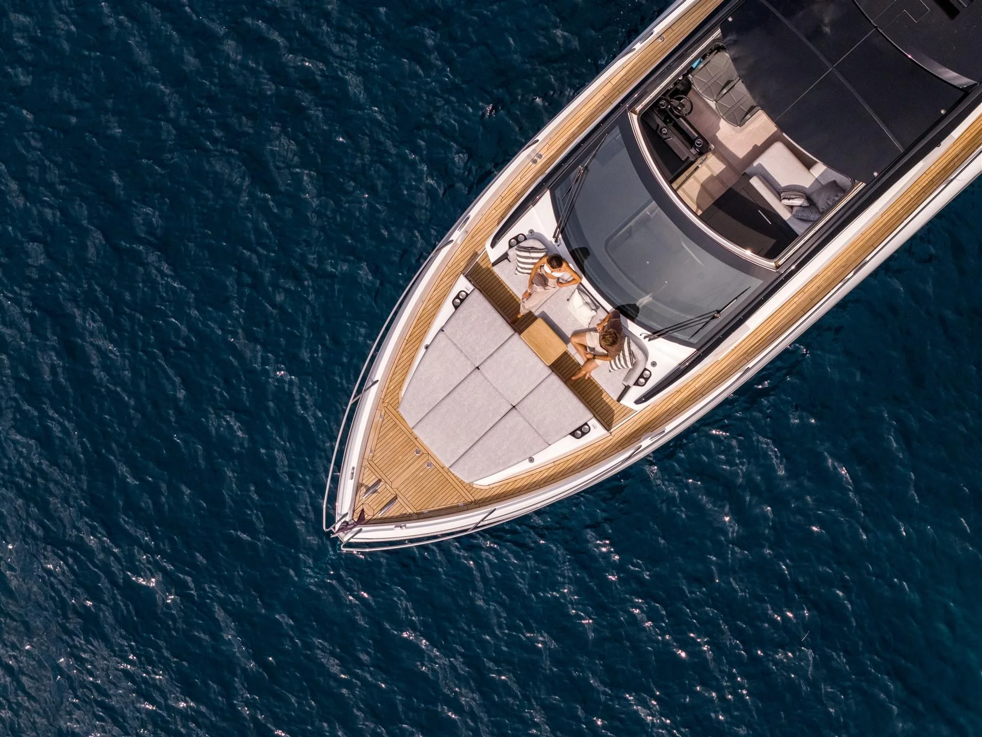Sunseeker Predator 55, luchtfoto jacht met zonnedek