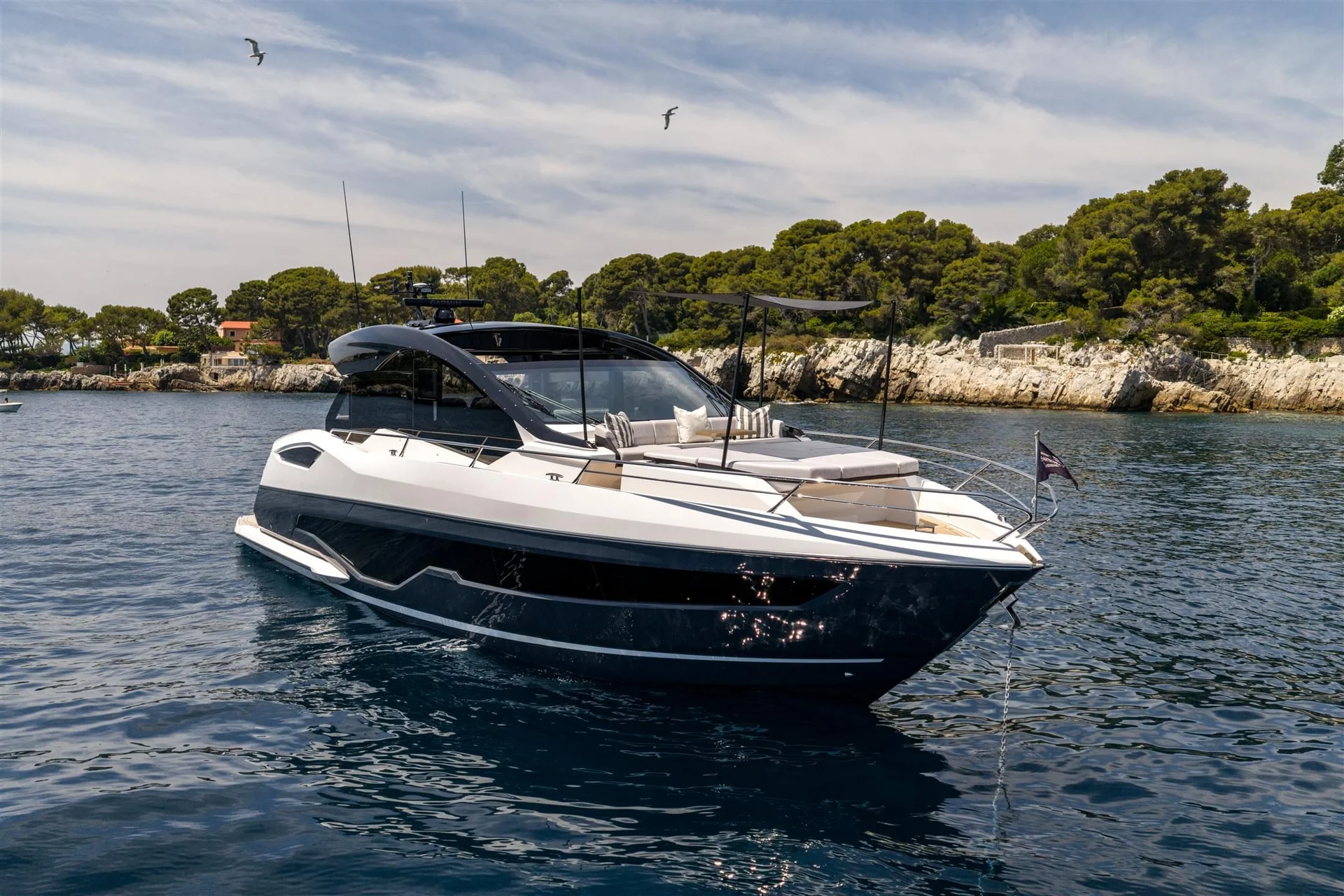Sunseeker Predator 55, luxe boot afgemeerd bij kust