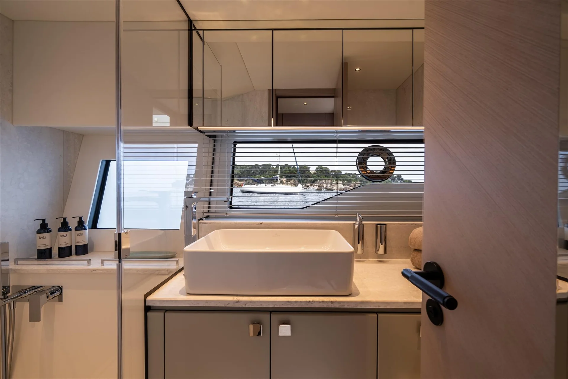 Sunseeker Predator 55, badkamer met wasbak en raam