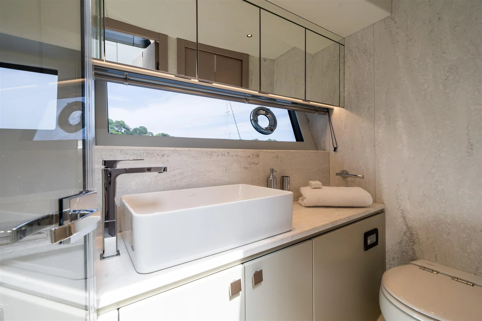 Sunseeker Predator 55, badkamer met wastafel en toilet