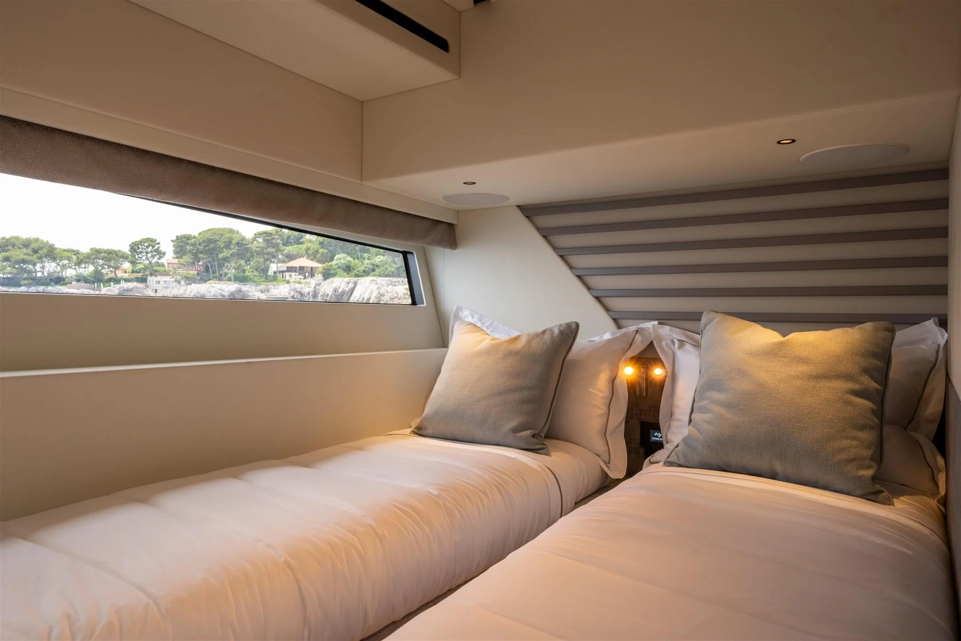 Sunseeker Predator 55, hut met twee bedden