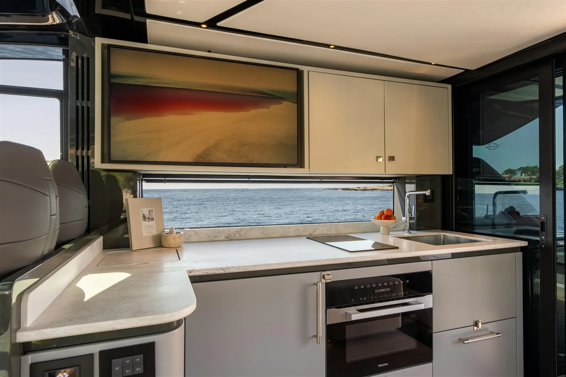 Sunseeker Predator 55, keuken met uitzicht op zee