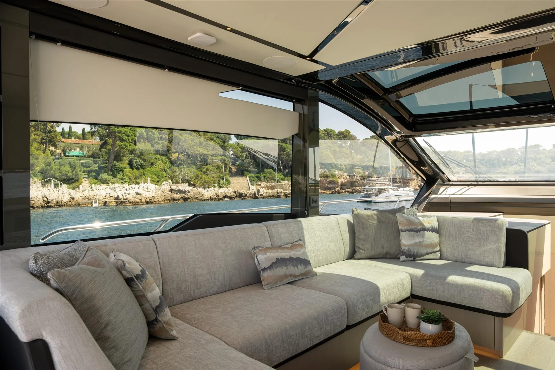 Sunseeker Predator 55, lounge zithoek met zeezicht