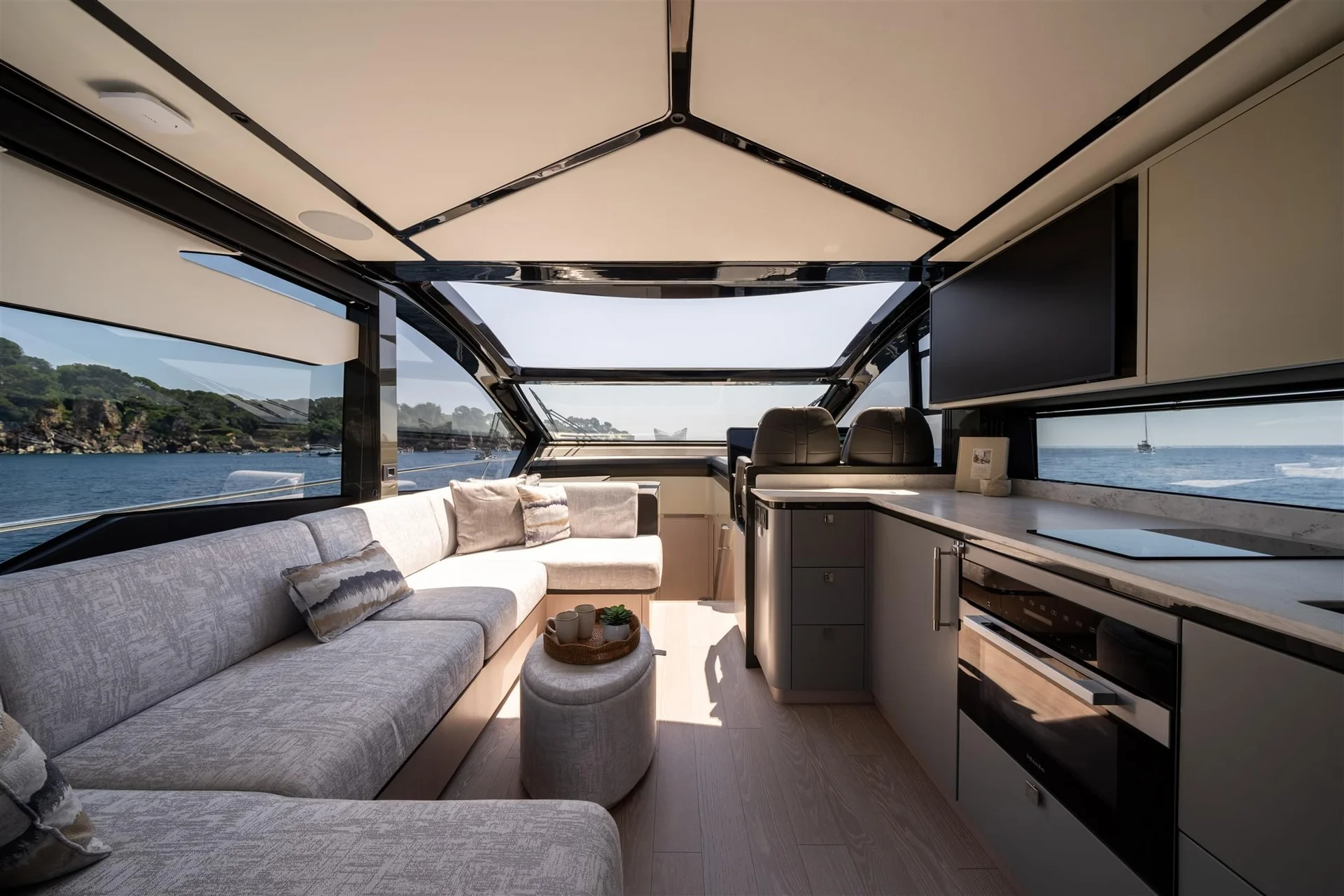 Sunseeker Predator 55, salon met zithoek en keuken