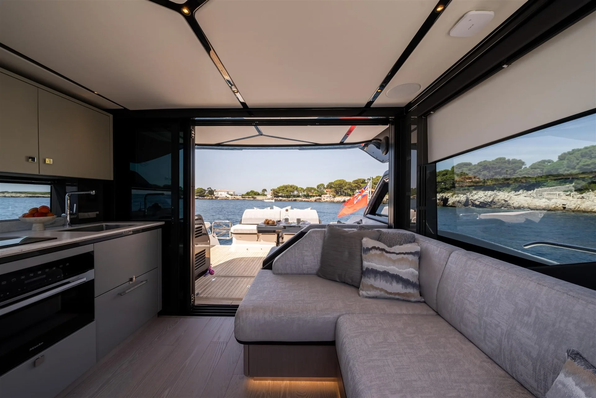 Sunseeker Predator 55, salon met zithoek en keuken