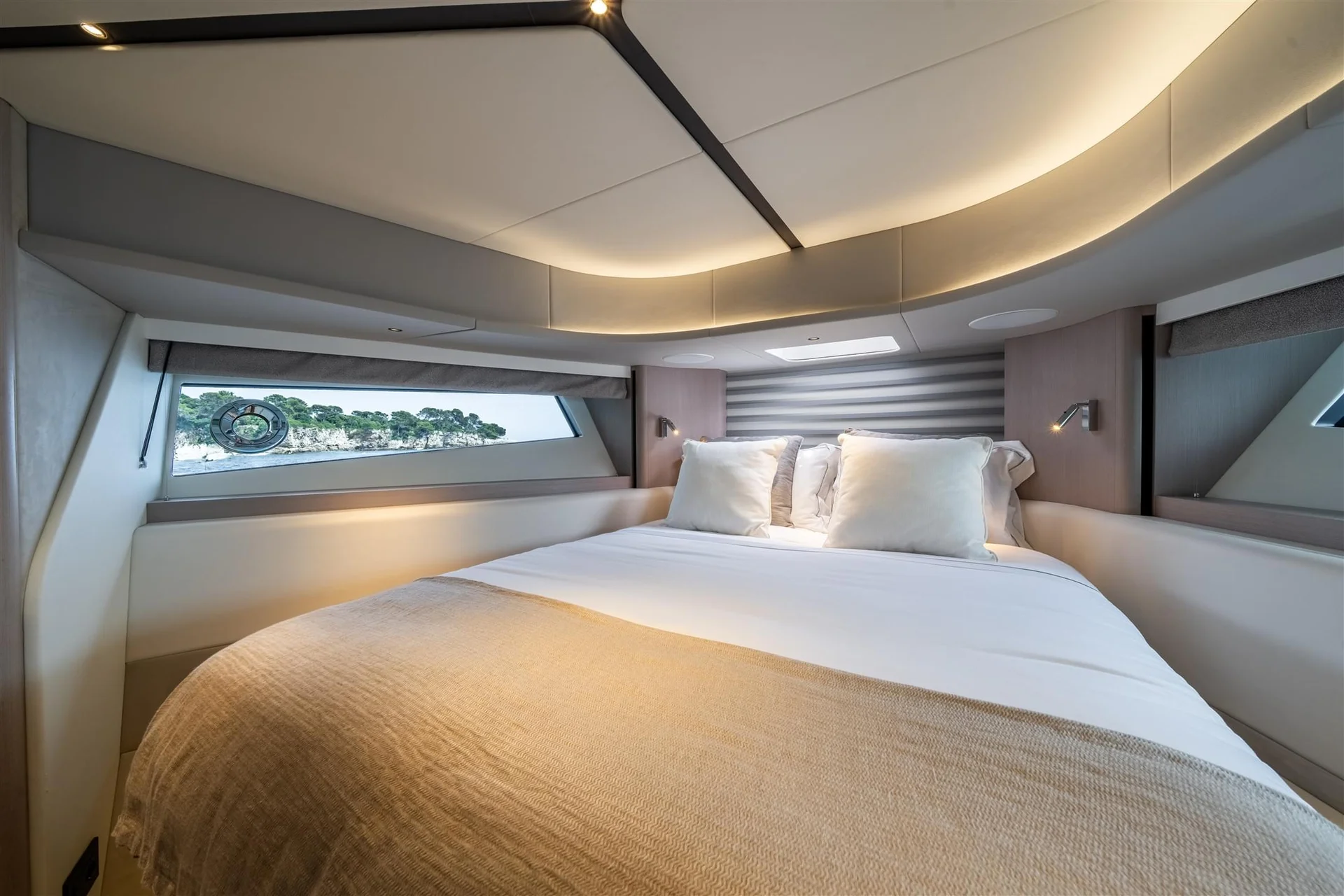 Sunseeker Predator 55, slaapkajuit met bed en raam