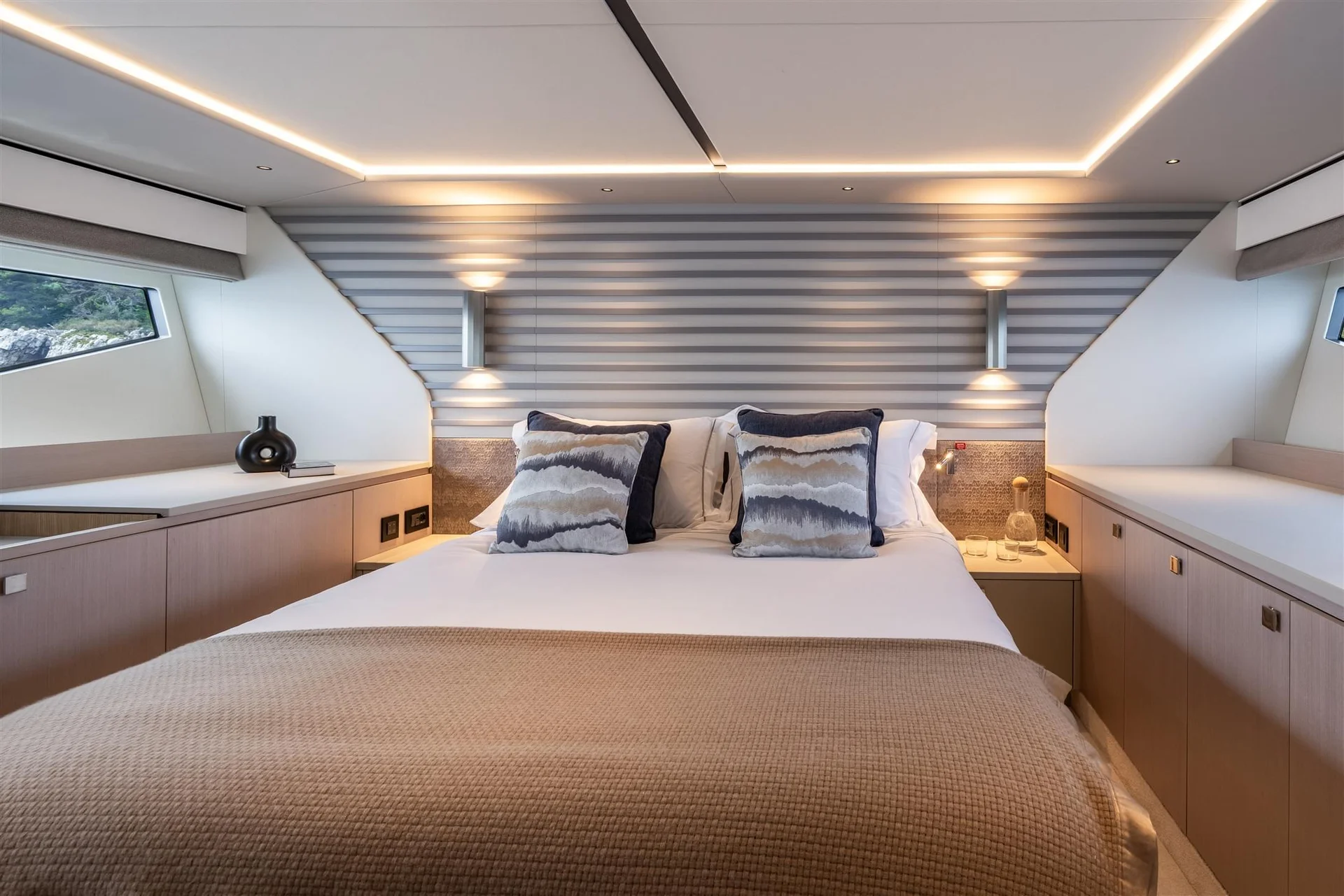 Sunseeker Predator 55, slaapkamer met bed en kussens