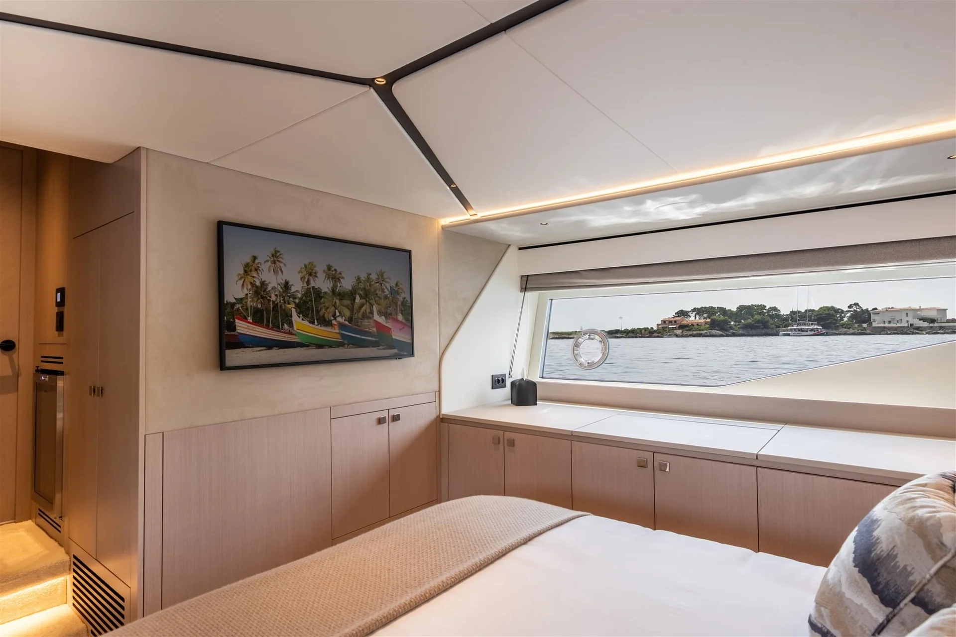 Sunseeker Predator 55, slaapkamer met bed en raam