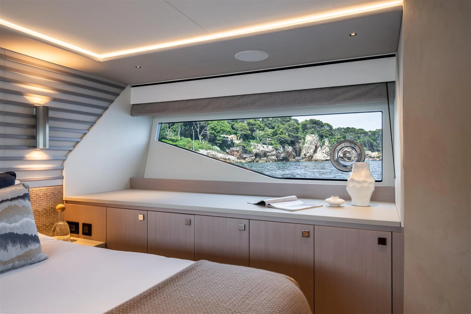 Sunseeker Predator 55, slaapkamer met bed en raam