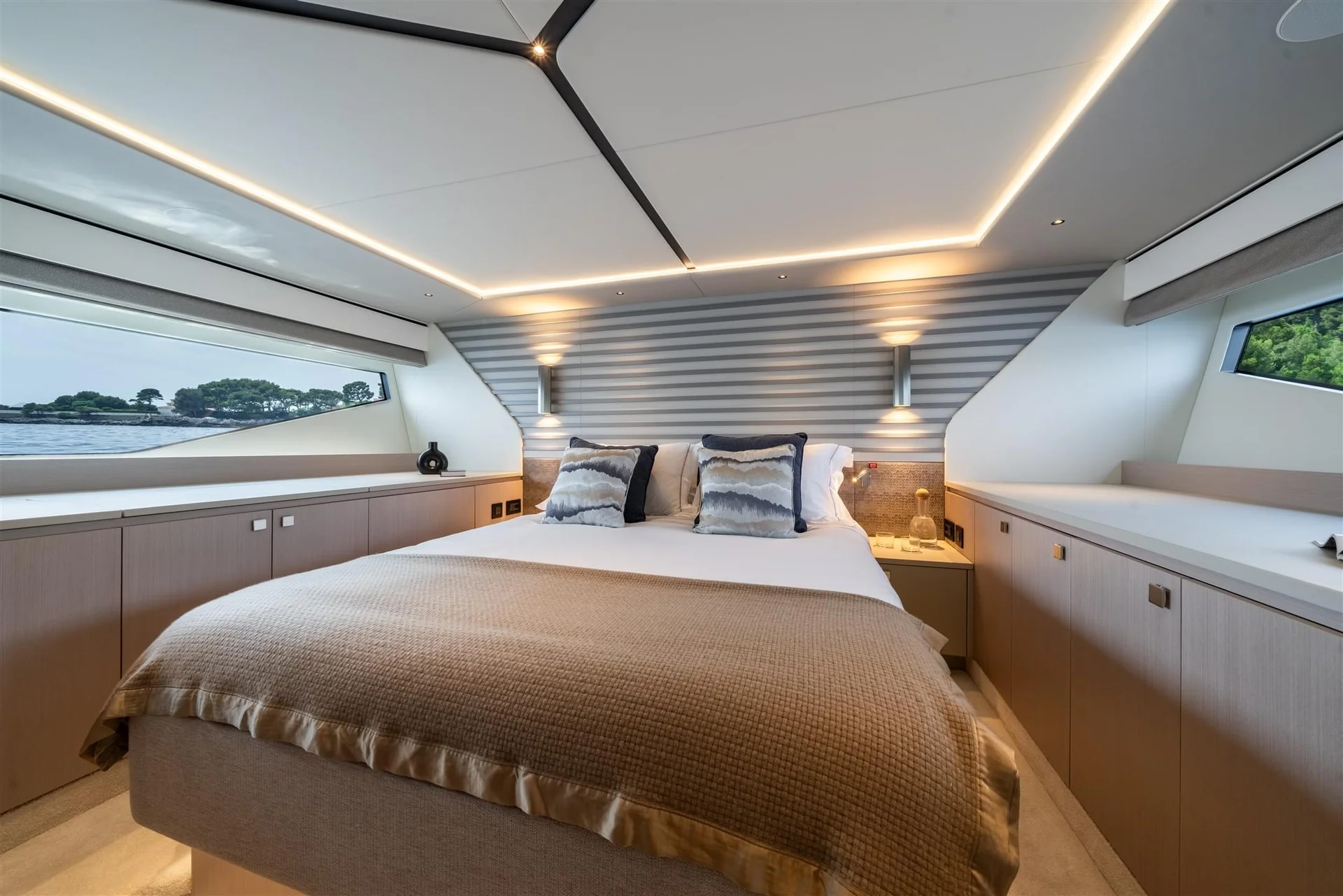 Sunseeker Predator 55, slaapkamer met bed en ramen