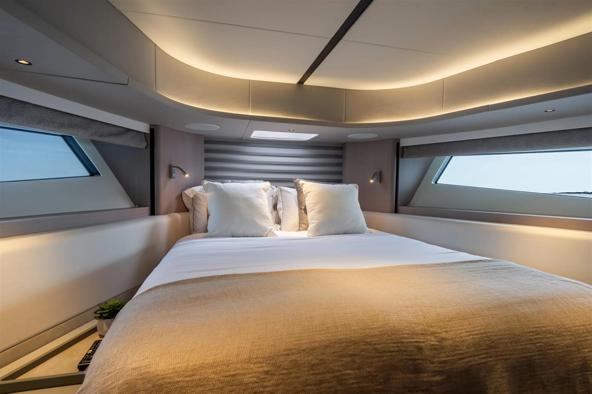Sunseeker Predator 55, slaapkamer met bed kussens