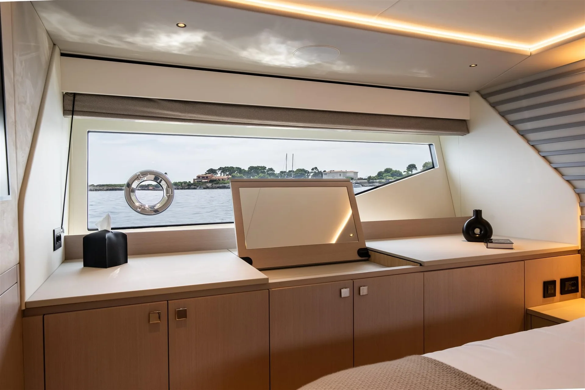 Sunseeker Predator 55, slaapkamer met kastenwand en raam