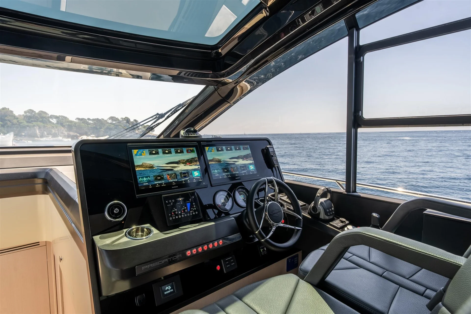 Sunseeker Predator 55, stuurstand met navigatieschermen en stuurwiel