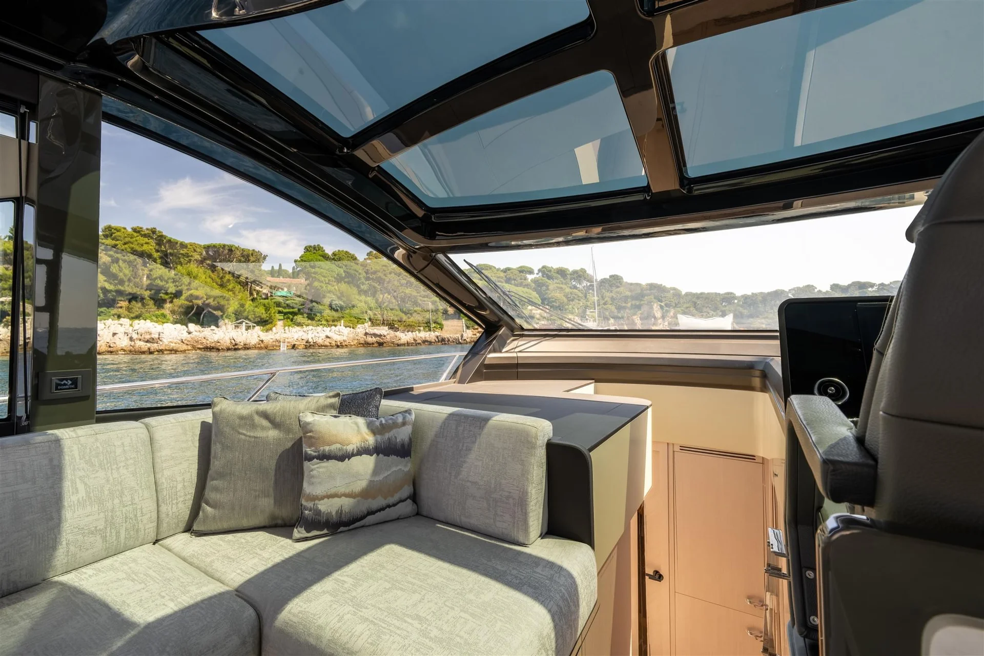 Sunseeker Predator 55, zitbank met kussens en uitzicht