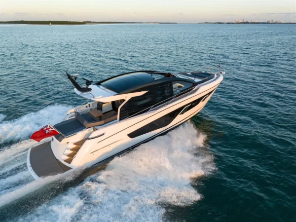 Sunseeker Predator 65, boot varend op water