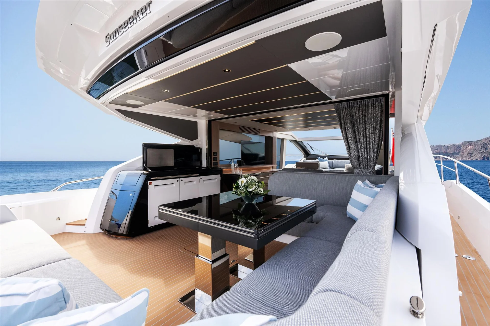 Sunseeker Predator 75, achterdek met zitbank en tafel