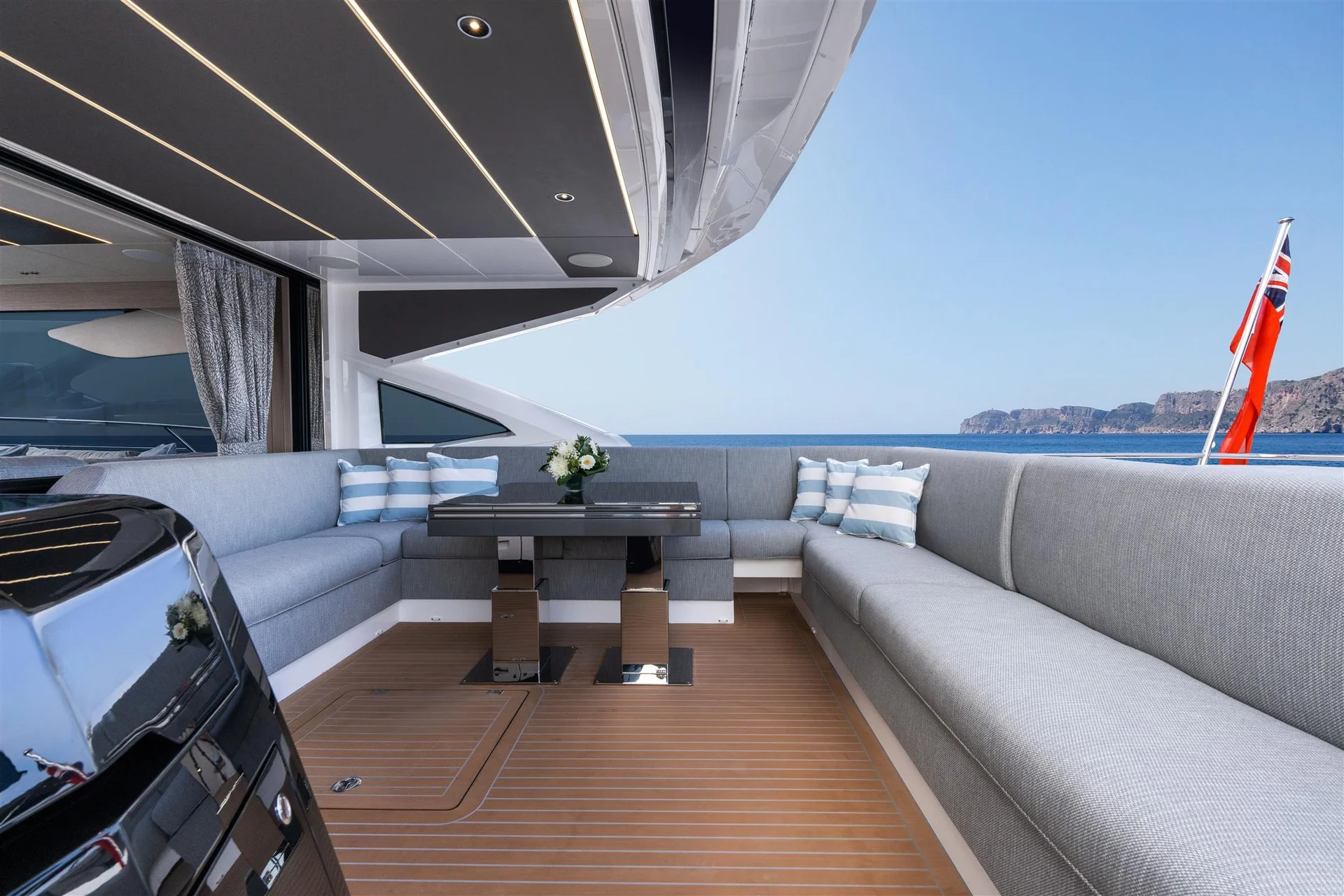 Sunseeker Predator 75, achterdek met zitbank en tafel