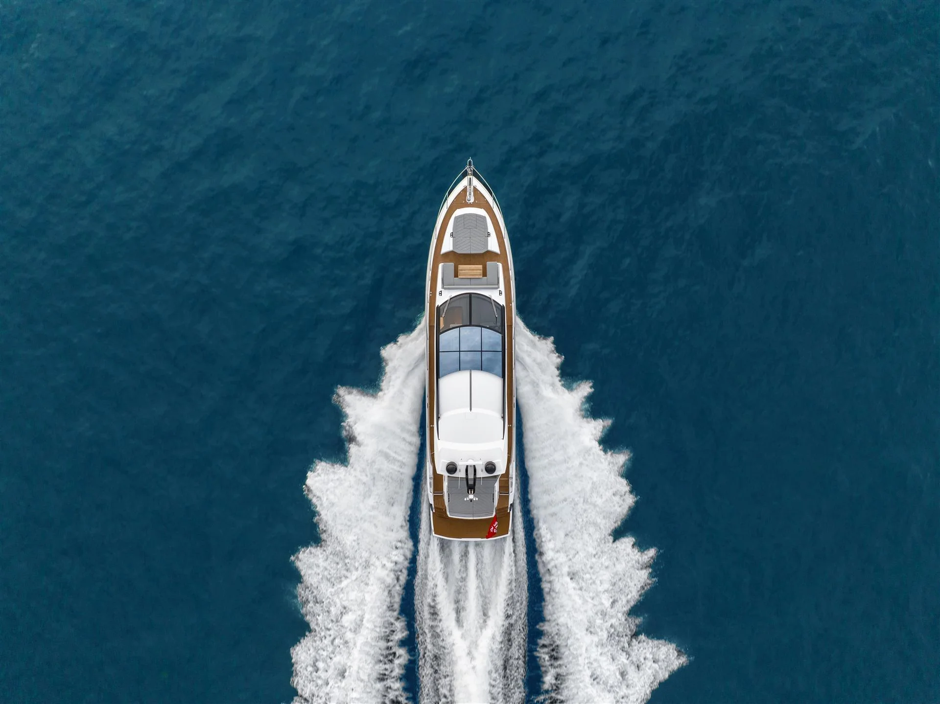 Sunseeker Predator 75, boot varend op zee vanuit de lucht