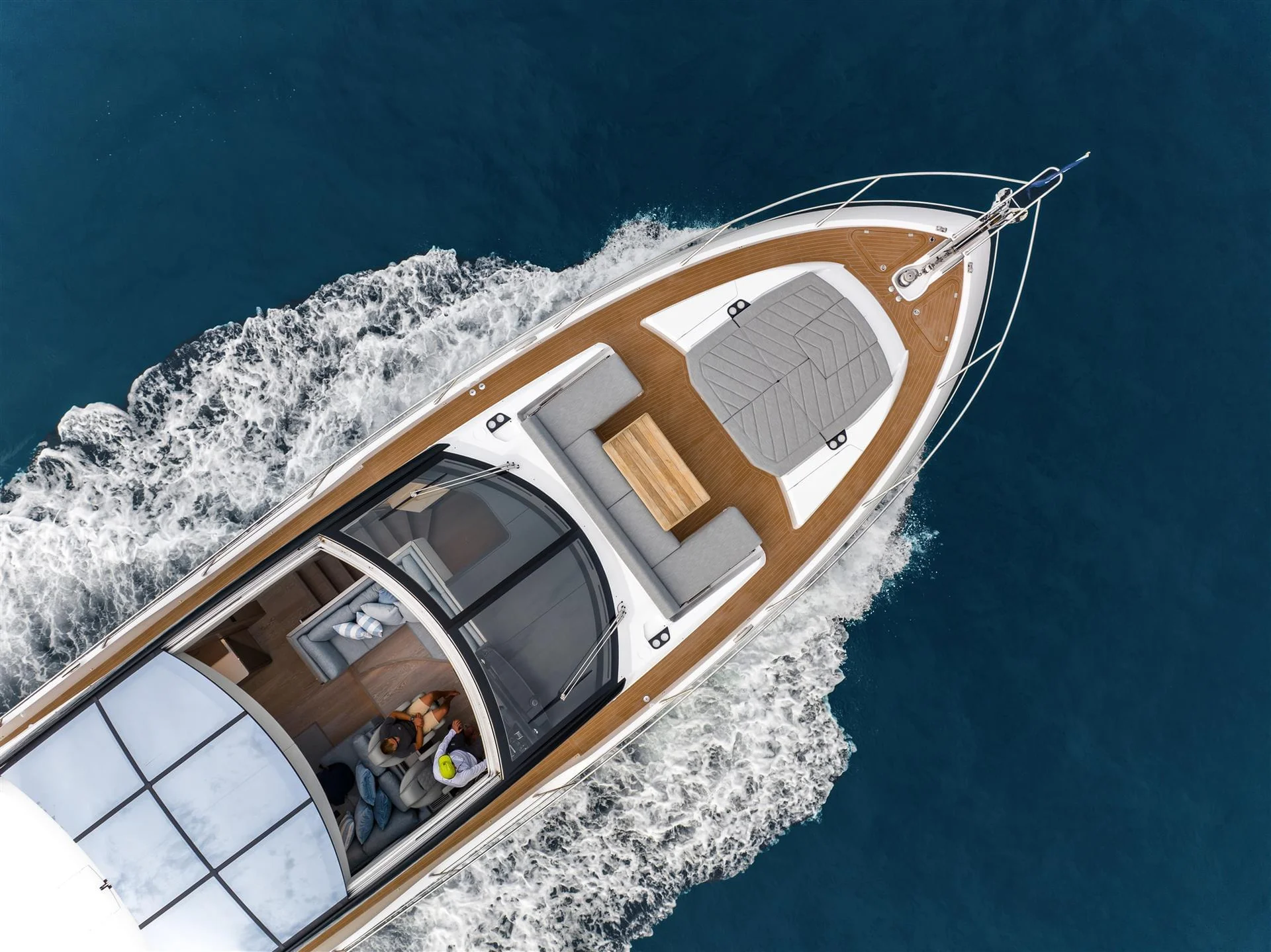 Sunseeker Predator 75, boot varend op zee vanuit vogelperspectief