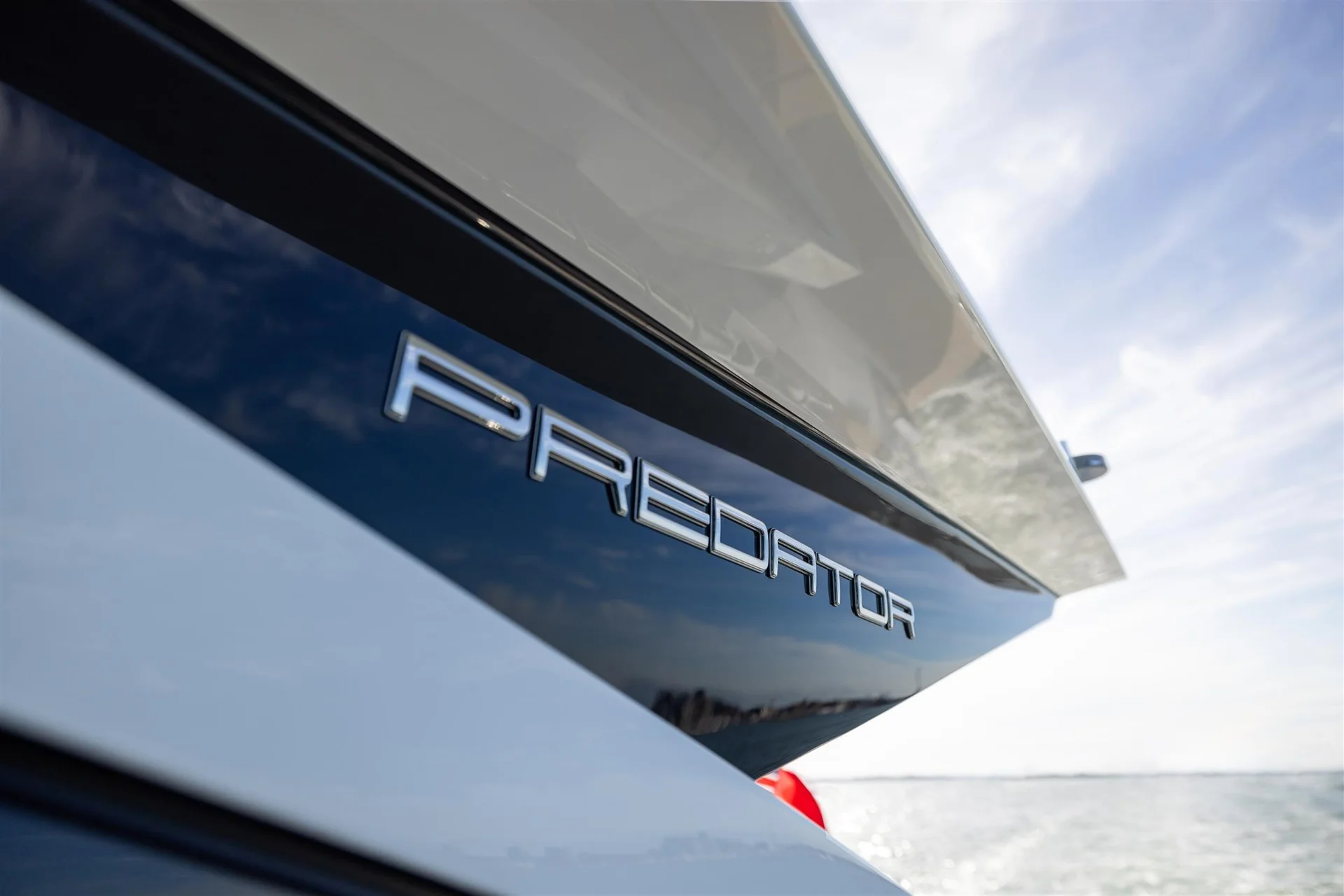Sunseeker Predator 75, close up predator logo romp