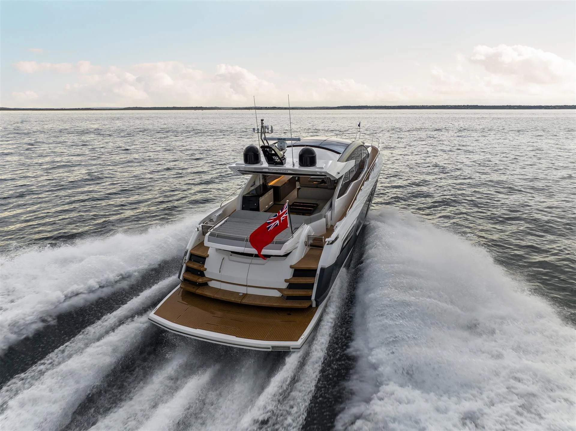 Sunseeker Predator 75, jacht varend met hoge golven
