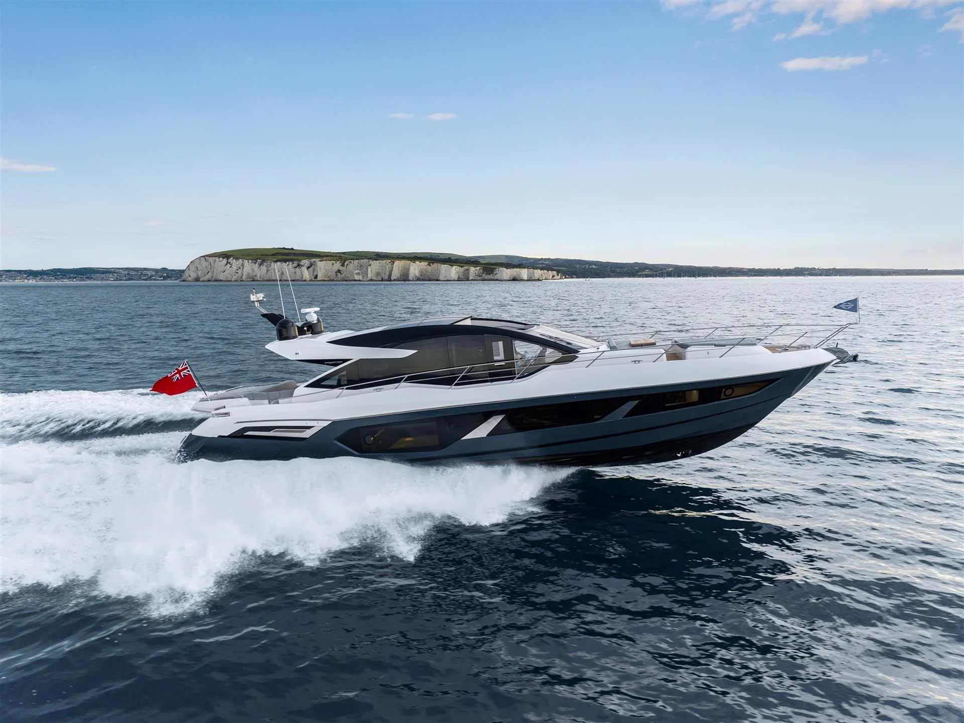 Sunseeker Predator 75, jacht varend op zee