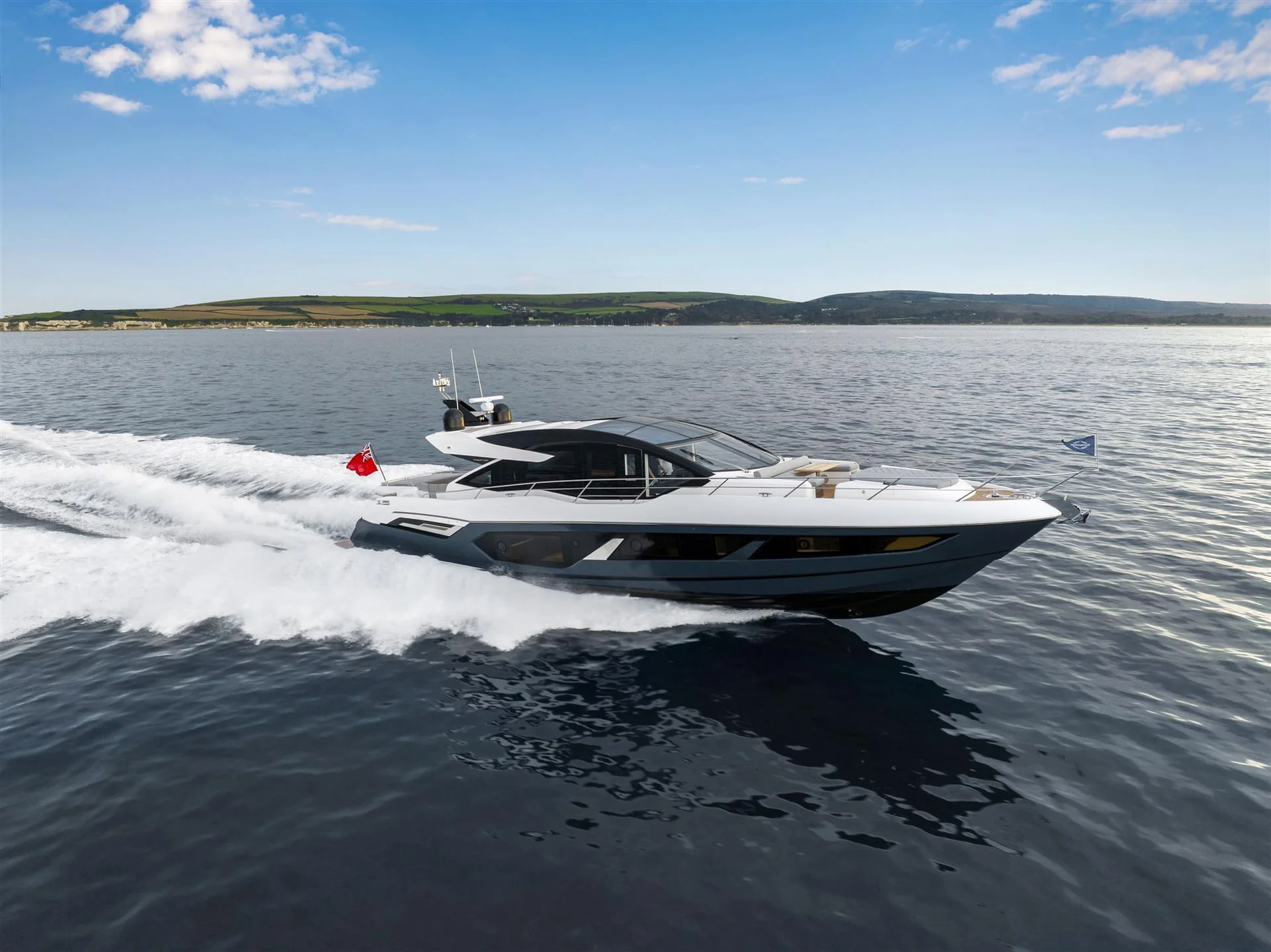 Sunseeker Predator 75, jacht varend op zee