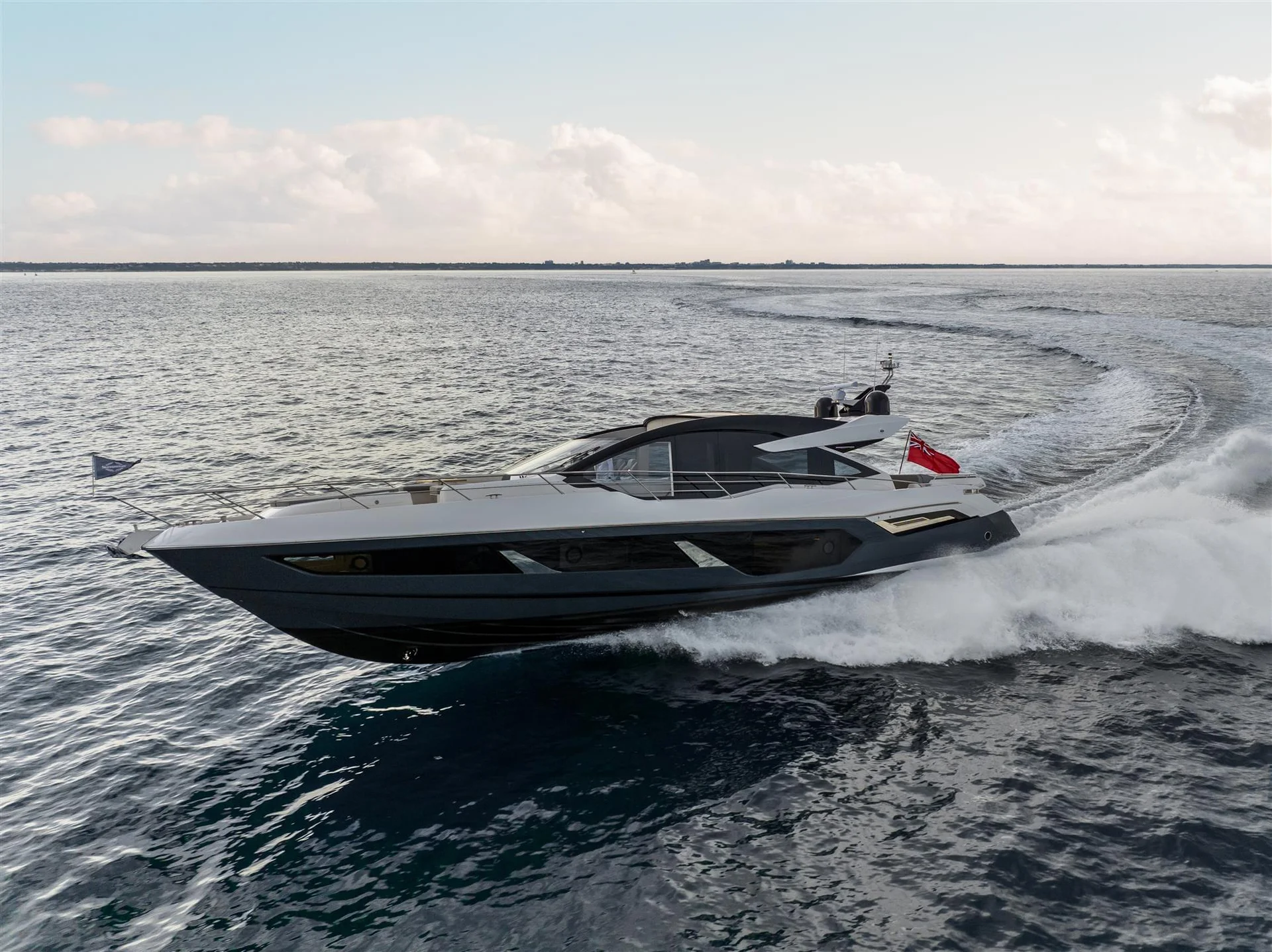 Sunseeker Predator 75, jacht varend op zee