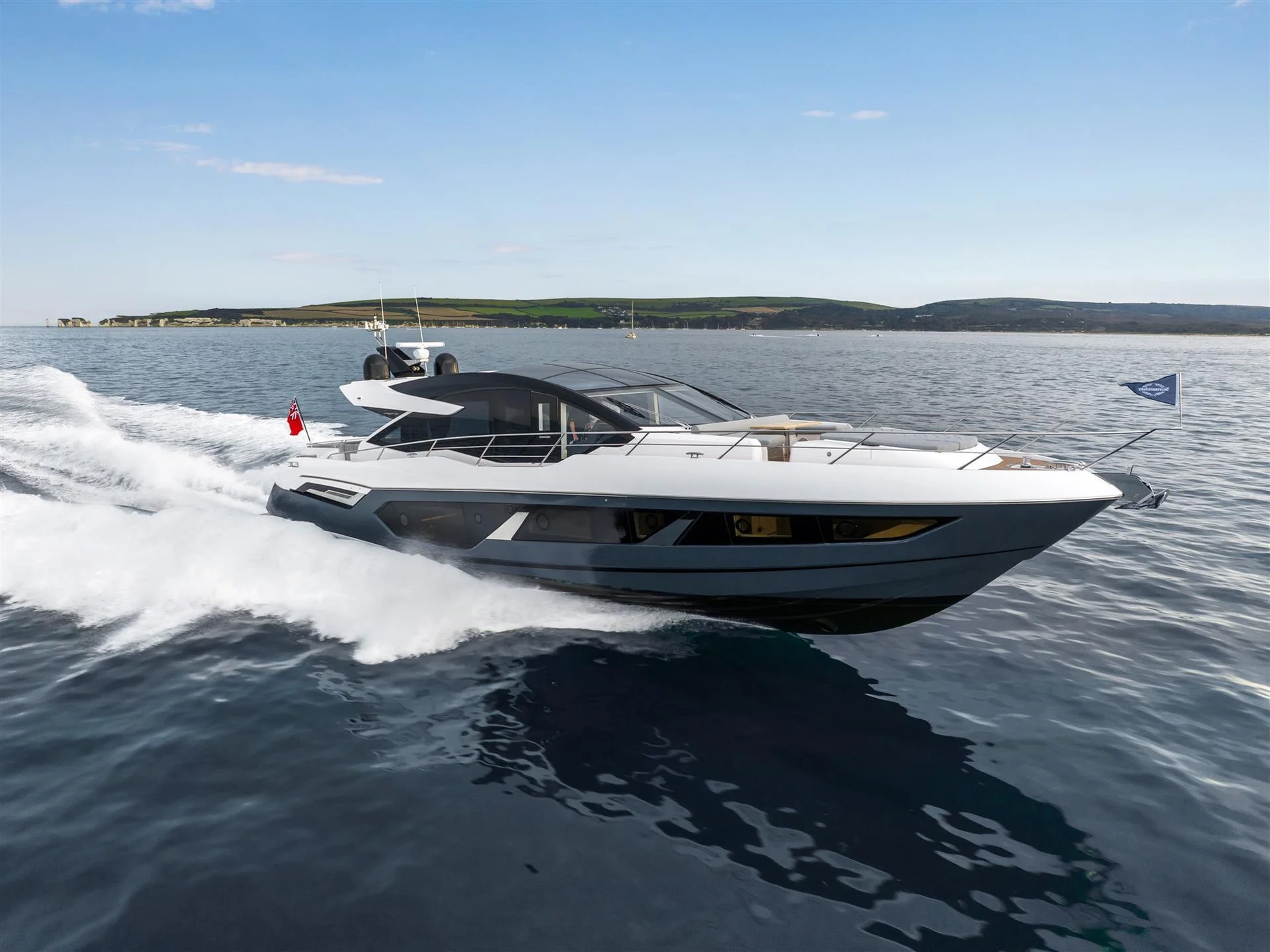Sunseeker Predator 75, witte boot vaart snel over zee