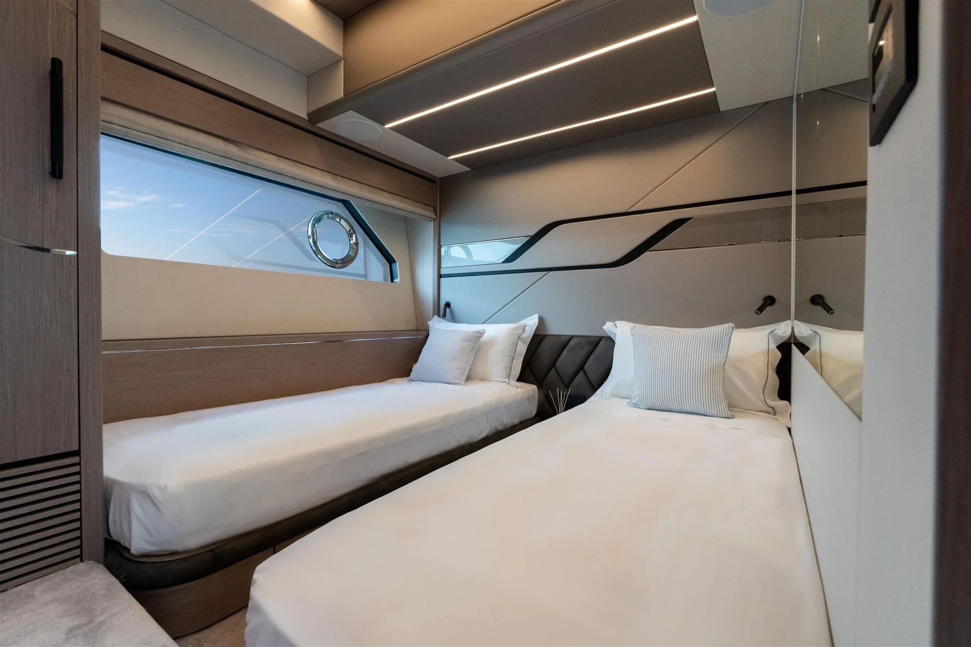 Sunseeker Predator 75, hut met twee bedden