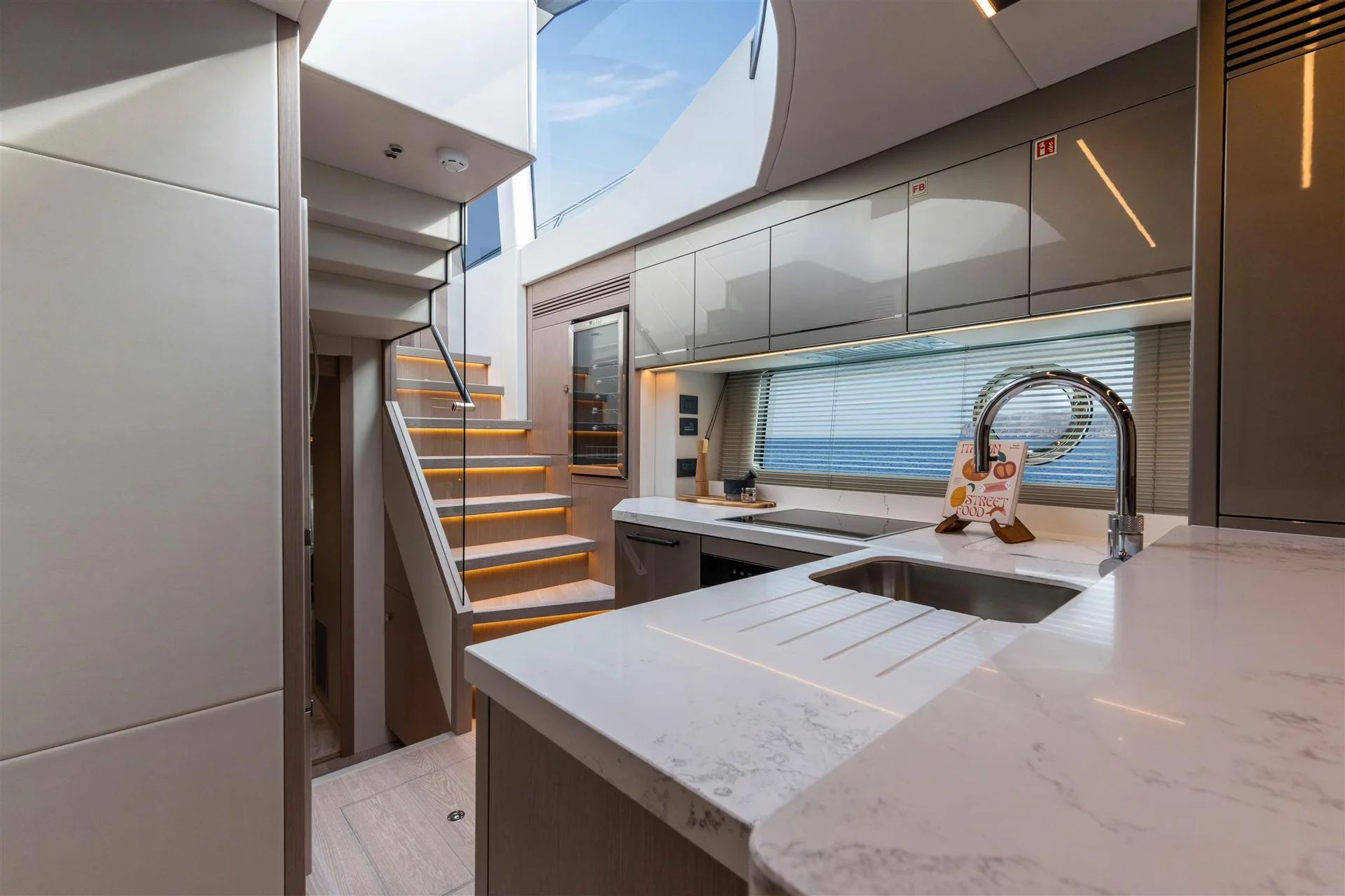 Sunseeker Predator 75, keuken met trap en aanrecht