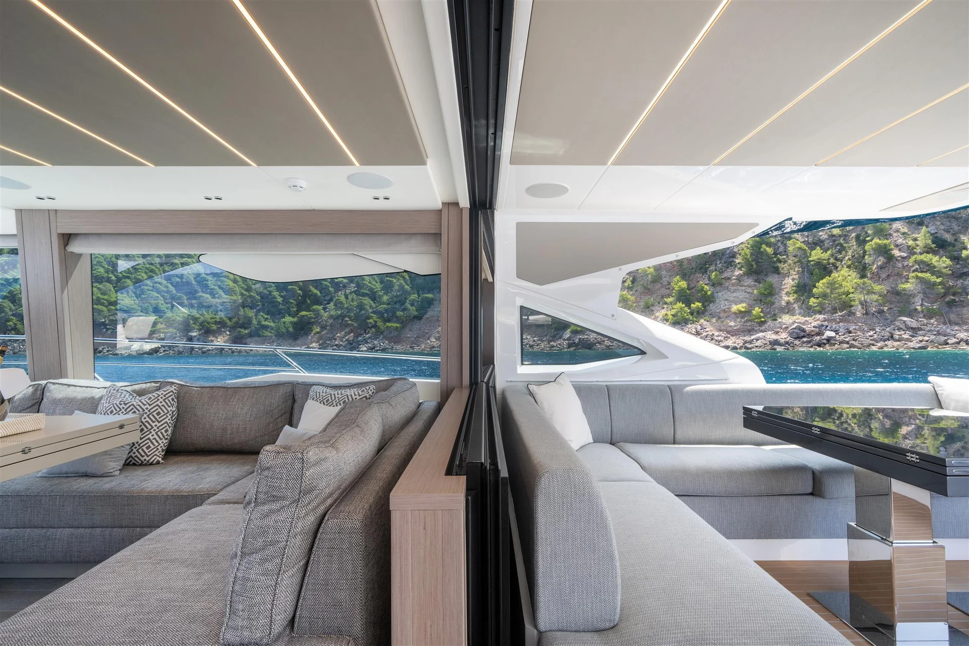 Sunseeker Predator 75, lounge zithoek met zeezicht