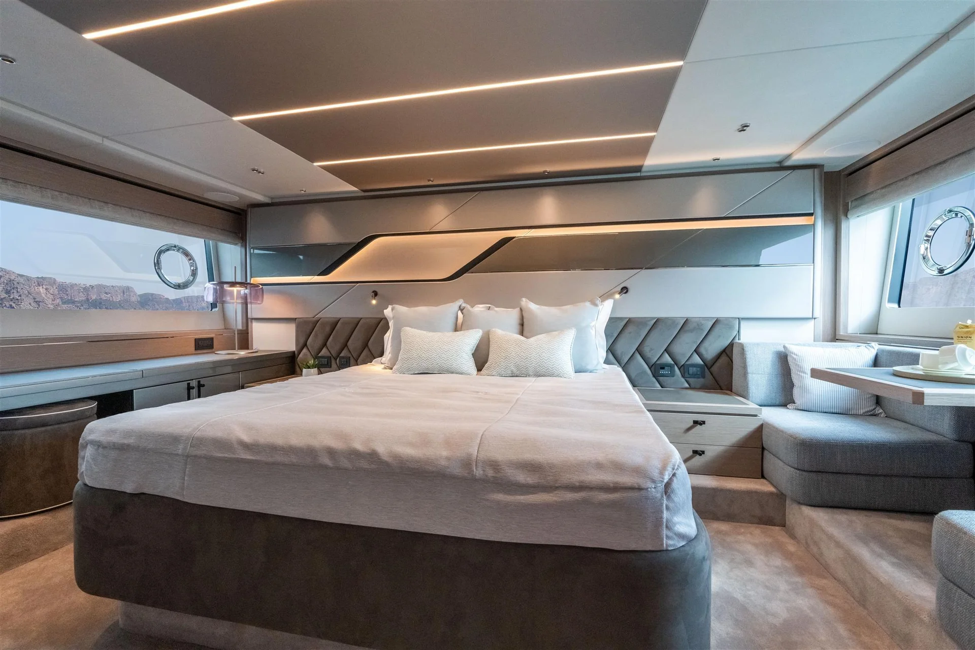 Sunseeker Predator 75, luxe slaapkajuit met groot bed